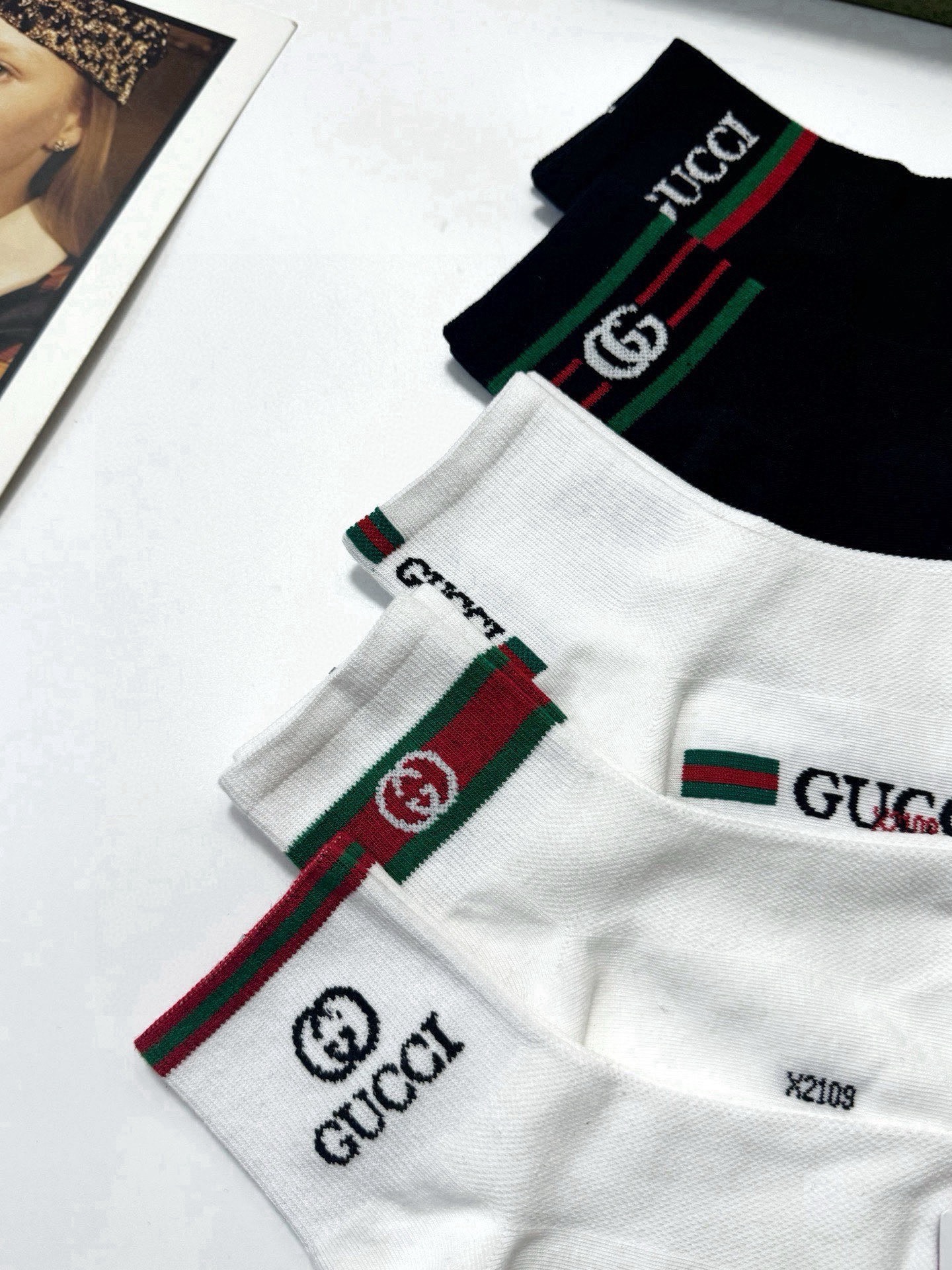  配包装
🌟【一盒5 双】
🌟Gucci 古琦 经典字母 logo 纯棉 短袜，空调袜  ！超级软糯亲肤