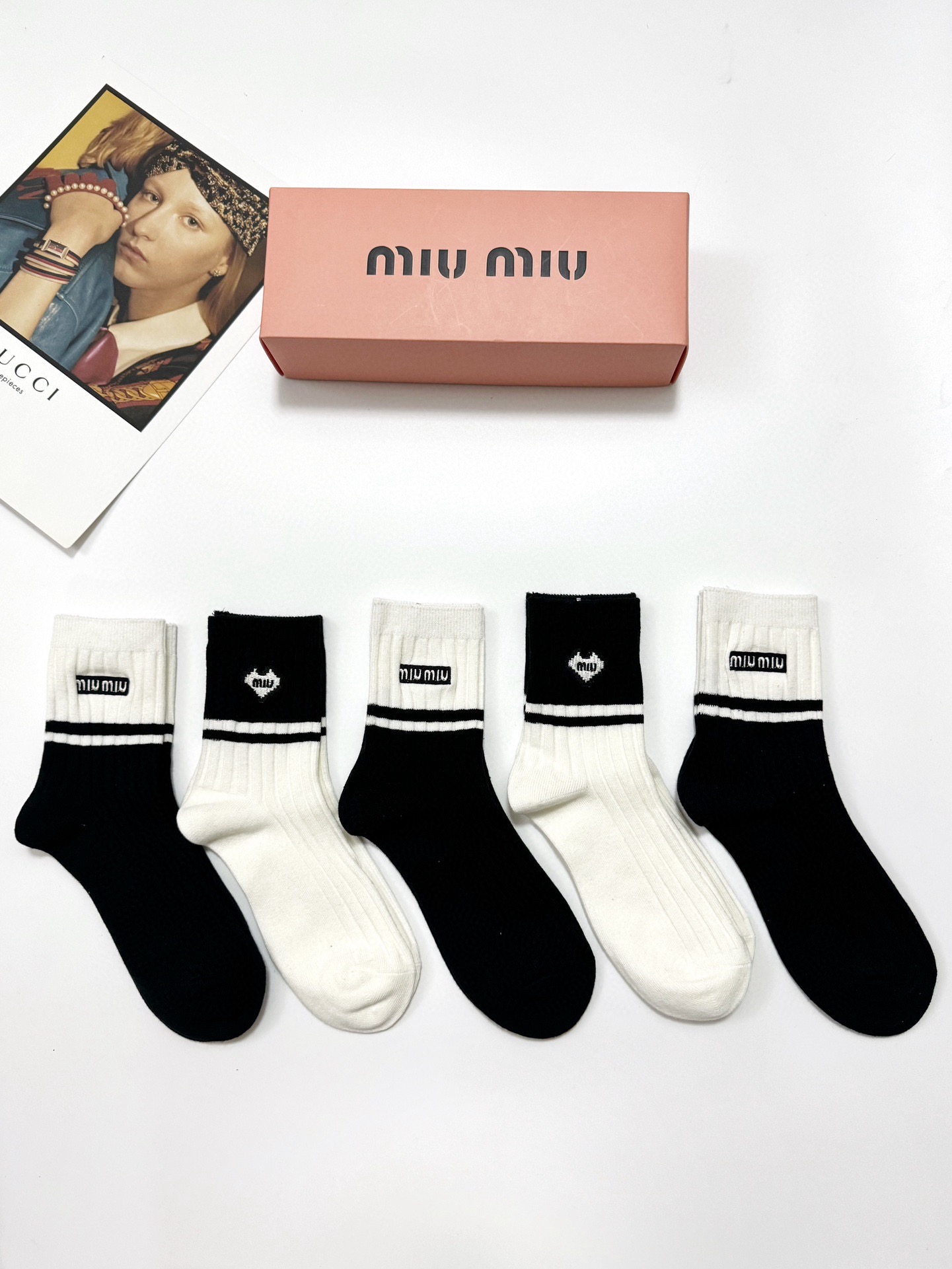 NO:353371,Packaging [one box 5 pairs] Miumiu classic embroidered letter logo pure cotton mid-tube socks, heavy industry embroidery craftsmanship, ins super popular and popular style, matched with exquisite fabrics, warm and fashionable, a must-have for trendy people, personalized and fashionable, you deserve socks, stockings, socks, miumiu, socks19860909配包装【一盒5 双】 缪缪 miumiu 经典刺绣字母logo 纯棉中筒袜 ,重工刺绣 工艺,ins超火爆红人同款,搭配精美面料,保暖又时尚 潮人必备 ,个性时尚百搭款,你值得拥有哦袜子,丝袜,袜子,miumiu,socks,accessory