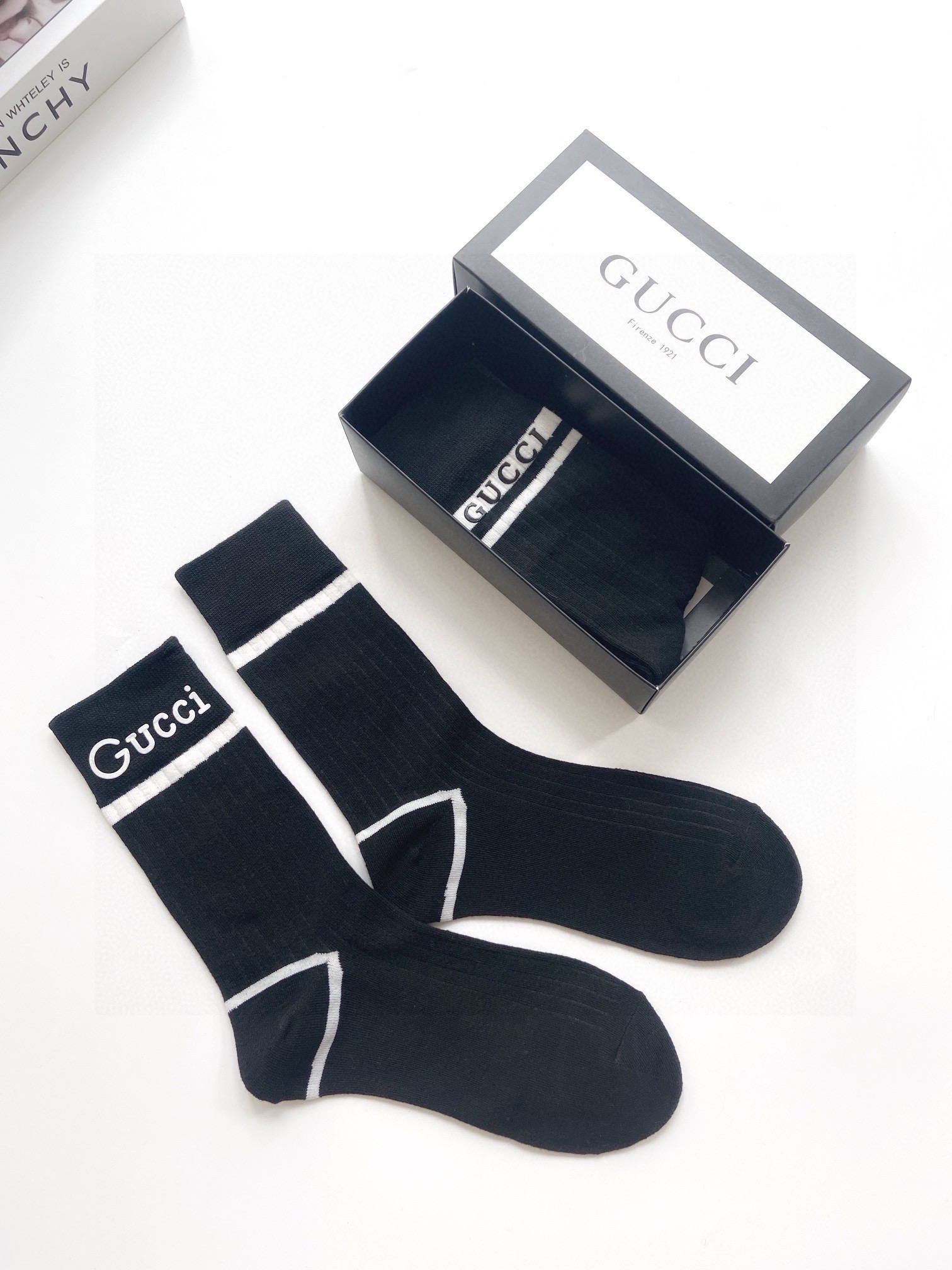   配包装
🌟【一盒2双】
🌟Gucci 古琦  经典字母logo纯棉中筒袜  小腿袜
🌟ins爆款！