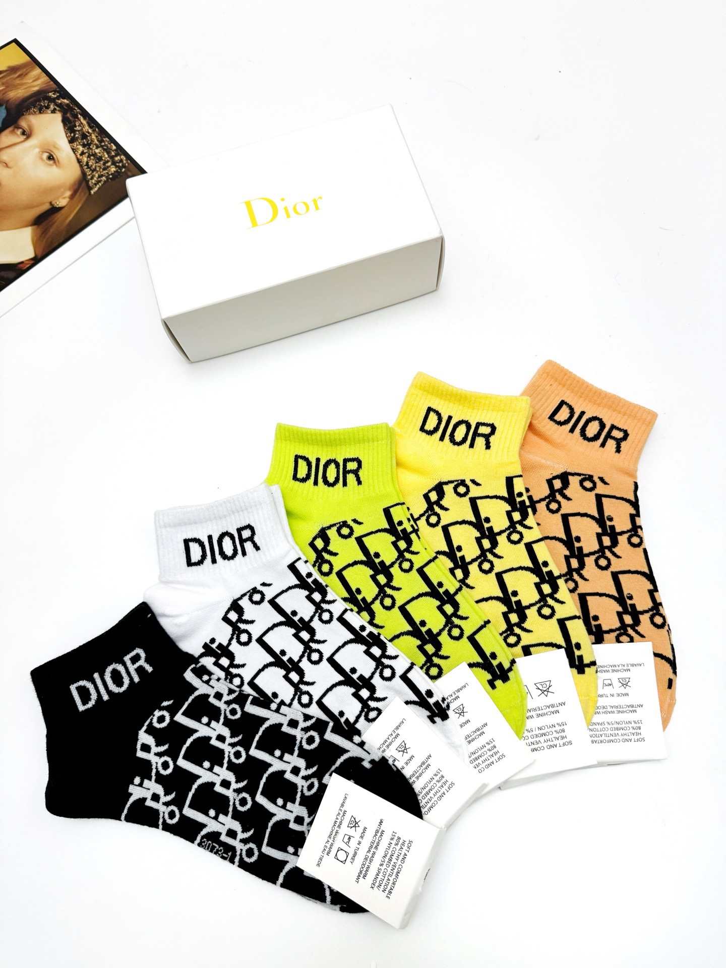  配包装
🌟【一盒5 双】
 🌟Dior 迪奥 经典字母logo 纯棉短袜   ，ins超火爆短袜，纯棉