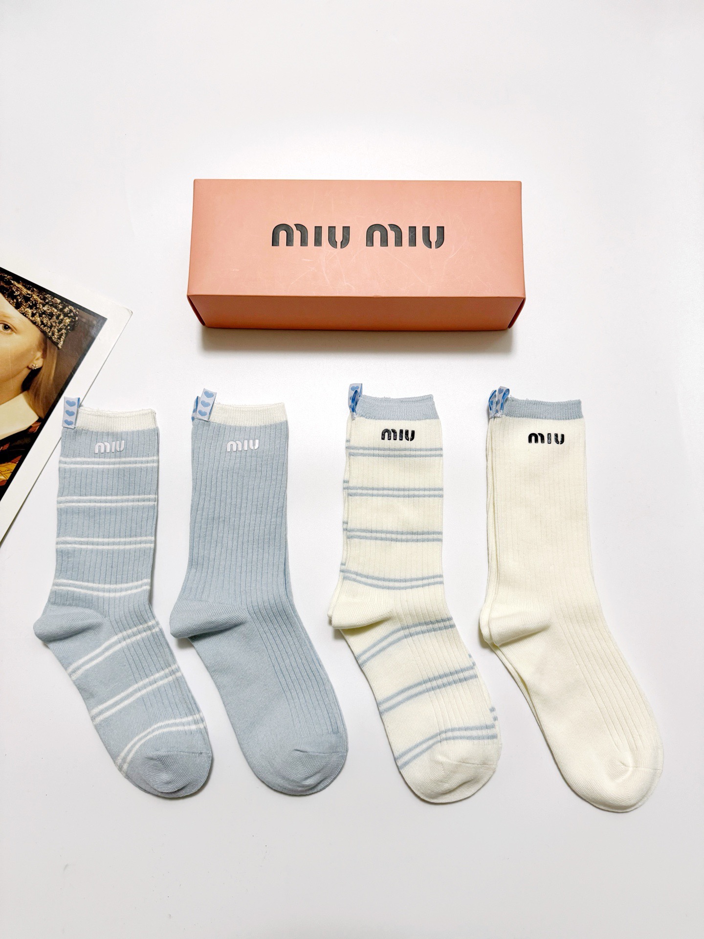 NO:353604,Packaging [one box 4 pairs] Miumiu classic letter logo pure cotton mid-tube socks, ins super popular socks, pure cotton fabric, must-have for trendy people, classic color matching, fashionable and versatile style, you deserve socks, stockings, socks, miumiu, socks19860909配包装【一盒4 双】 缪缪 miumiu 经典字母logo 纯棉中筒袜,ins超火爆短袜,纯棉面料,潮人必备 ,经典配色 个性时尚百搭款,你值得拥有哦袜子,丝袜,袜子,miumiu,socks,accessory