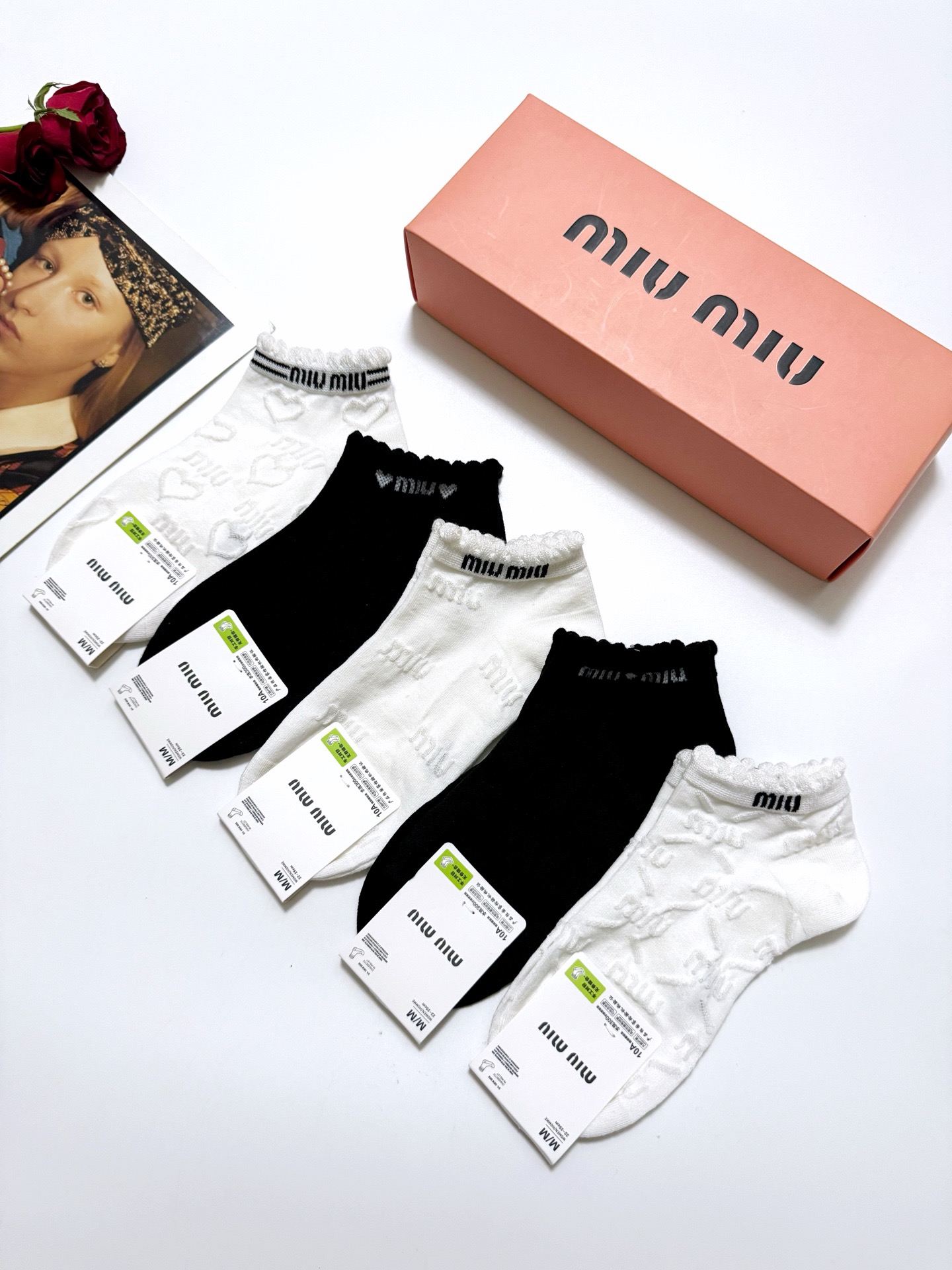  配包装
🌟【一盒5 双】
 🌟缪缪 miumiu 经典字母logo 浮雕设计短袜   ，ins超火爆短