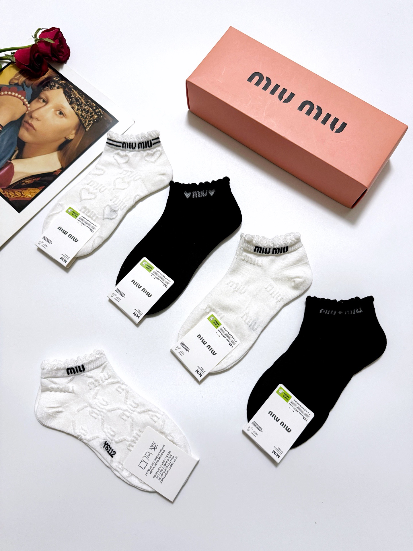  配包装
🌟【一盒5 双】
 🌟缪缪 miumiu 经典字母logo 浮雕设计短袜   ，ins超火爆短