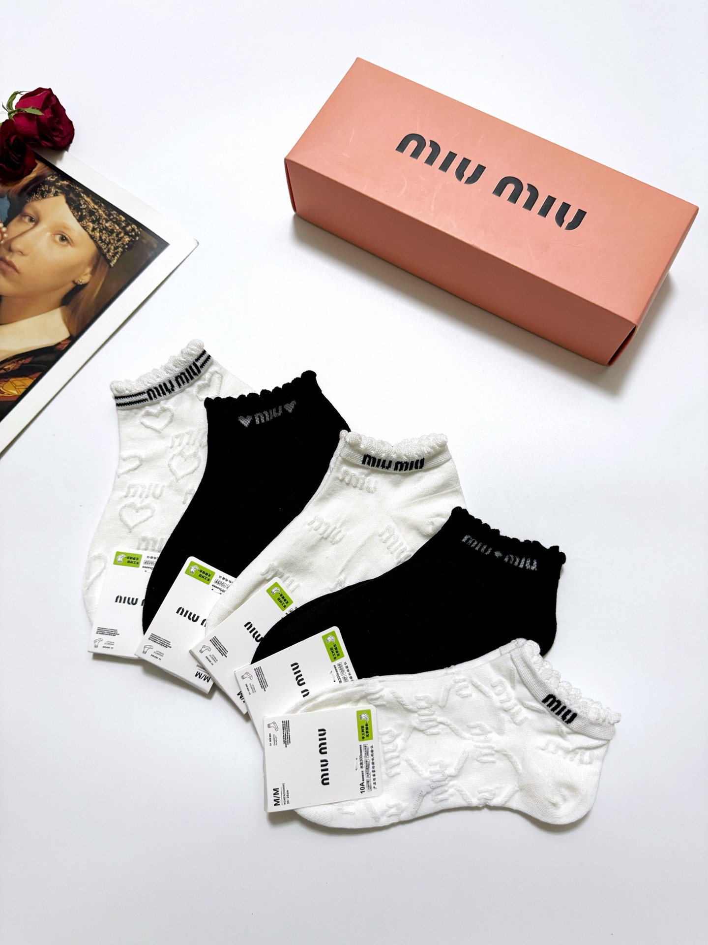  配包装
🌟【一盒5 双】
 🌟缪缪 miumiu 经典字母logo 浮雕设计短袜   ，ins超火爆短