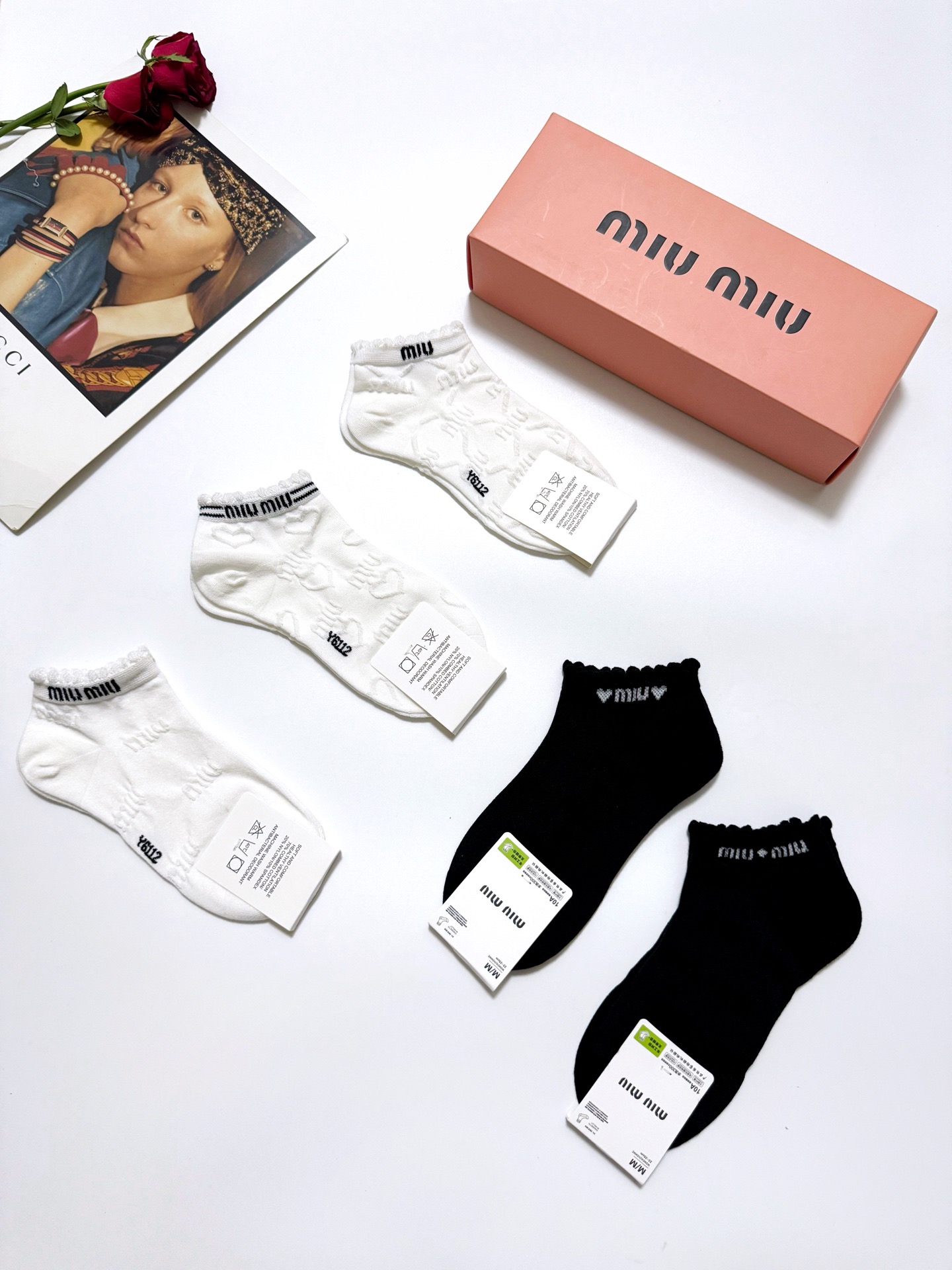  配包装
🌟【一盒5 双】
 🌟缪缪 miumiu 经典字母logo 浮雕设计短袜   ，ins超火爆短