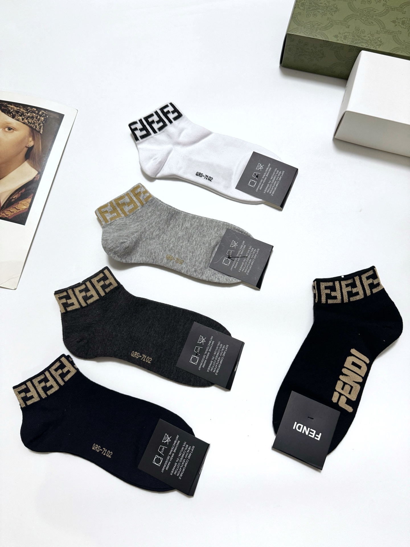  配包装
🌟【一盒5 双】男女同款
 🌟Fendi 芬迪 经典字母logo 纯棉短筒袜   ，ins超火