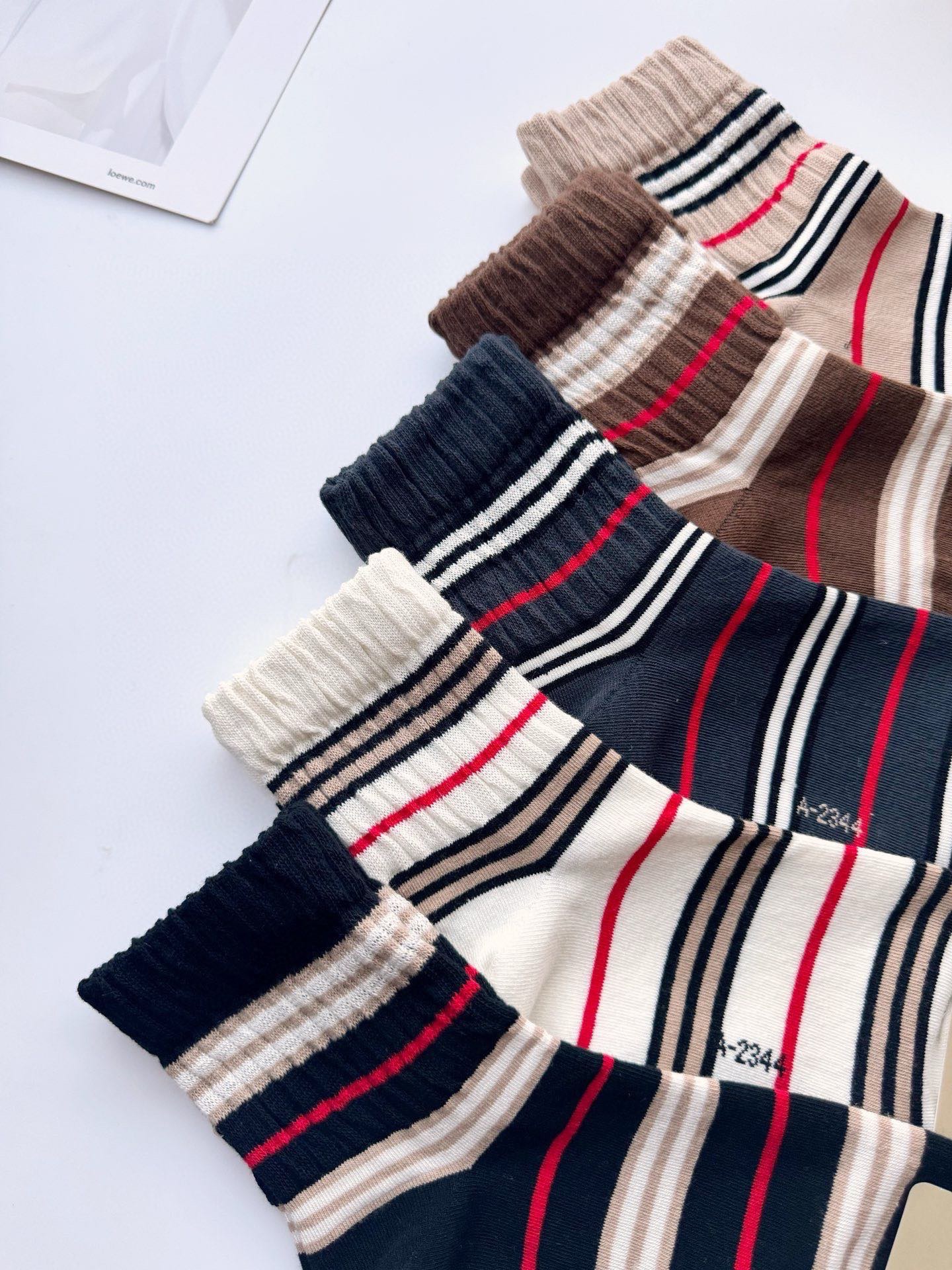  配包装
🌟【一盒5 双】
 🌟巴宝莉 Burberry 经典字母logo 纯棉中筒袜   ，ins超火