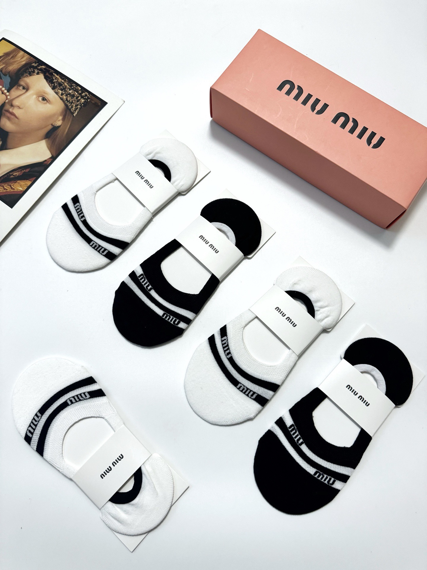  配包装
🌟【一盒5双】
 🌟缪缪 miumiu  经典字母logo 纯棉船袜   ，ins超火爆空调袜