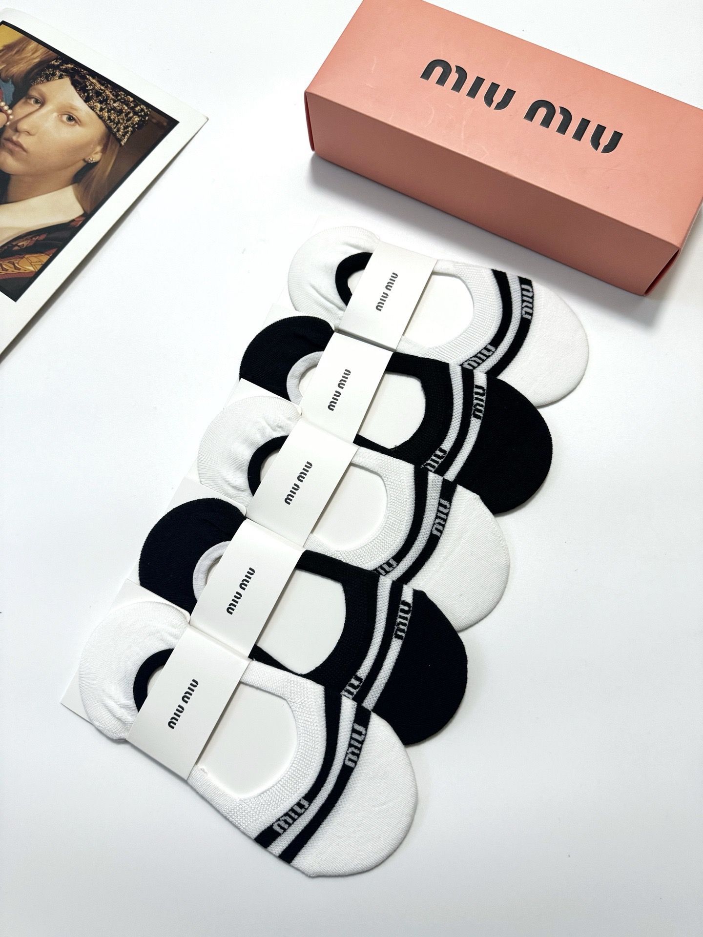  配包装
🌟【一盒5双】
 🌟缪缪 miumiu  经典字母logo 纯棉船袜   ，ins超火爆空调袜