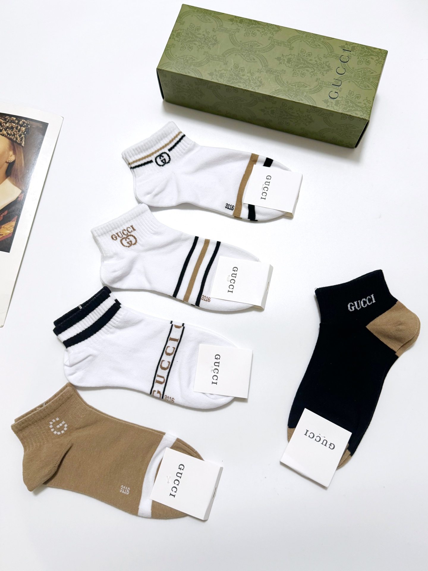  配包装
🌟【一盒5 双】
 🌟Gucci 古琦 经典字母logo 双G 短袜   ，ins超火爆短袜，