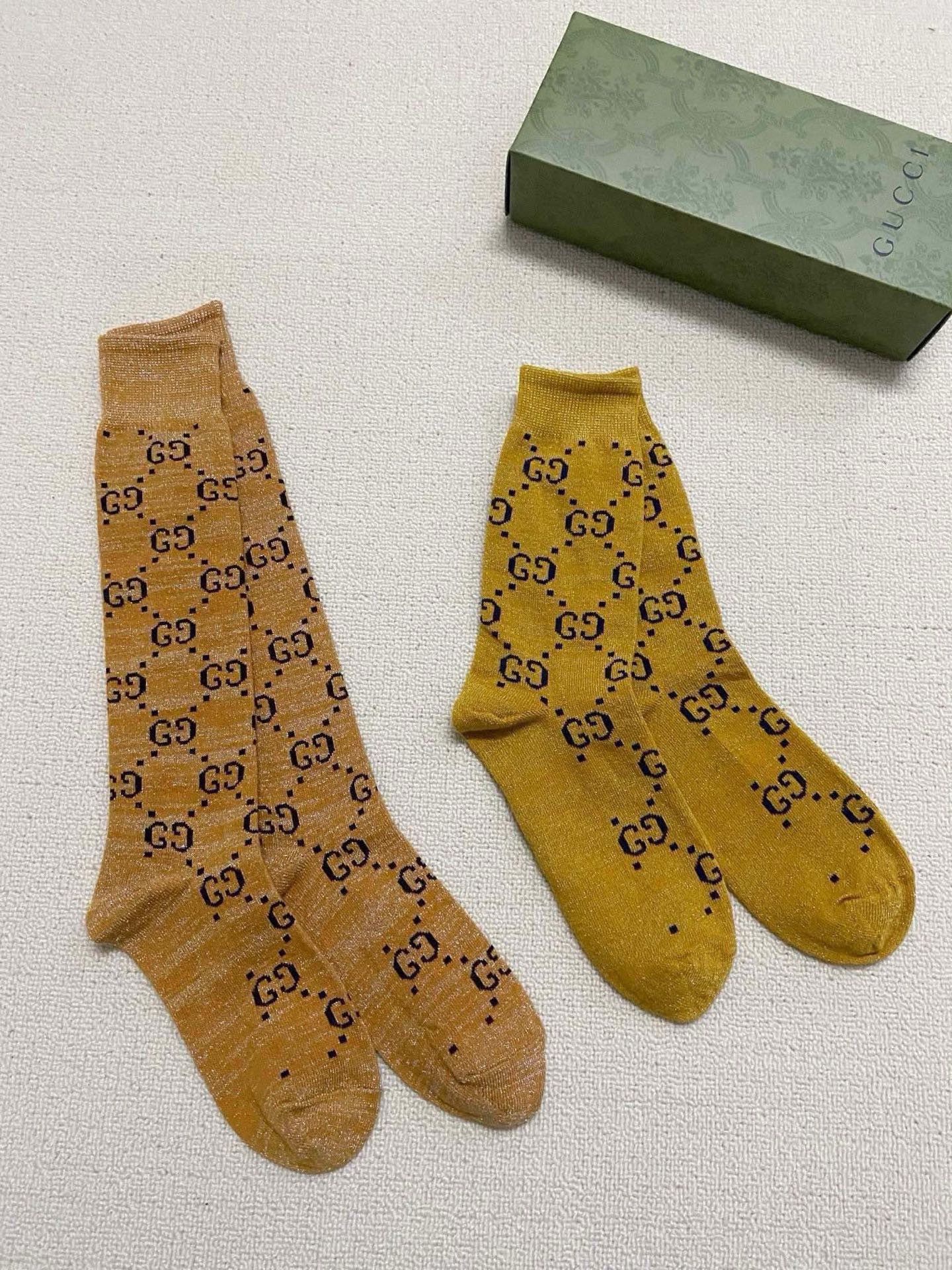 💰70 配包装
🌟【一盒2 双】
🌟Gucci 古奇 爆款金银丝长筒袜 中筒袜，超级火爆小腿袜🔥双针针织混纺金银丝材质，超完美结合，款式经典，专柜同步发售，ins爆火小单品，潮人必备，颜色百搭 🔥