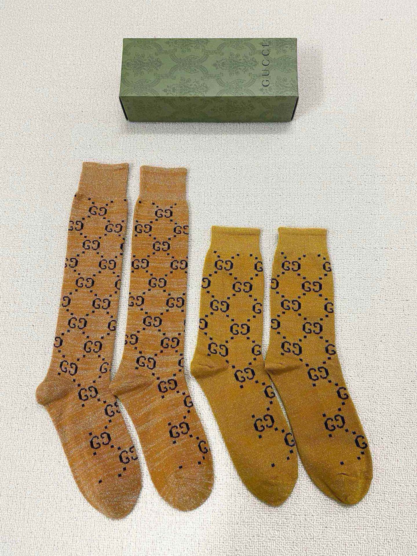 💰70 配包装
🌟【一盒2 双】
🌟Gucci 古奇 爆款金银丝长筒袜 中筒袜，超级火爆小腿袜🔥双针针织混纺金银丝材质，超完美结合，款式经典，专柜同步发售，ins爆火小单品，潮人必备，颜色百搭 🔥