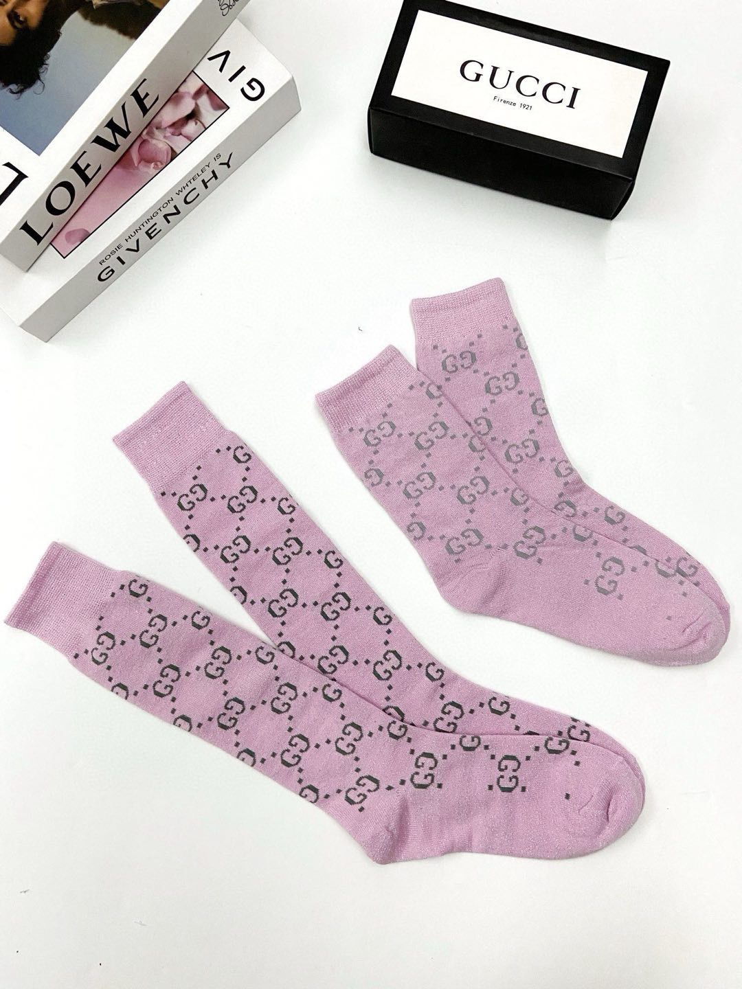 💰70 配包装
🌟【一盒2 双】
🌟Gucci 古奇 爆款金银丝长筒袜 中筒袜，超级火爆小腿袜🔥双针针织混纺金银丝材质，超完美结合，款式经典，专柜同步发售，ins爆火小单品，潮人必备，颜色百搭 🔥