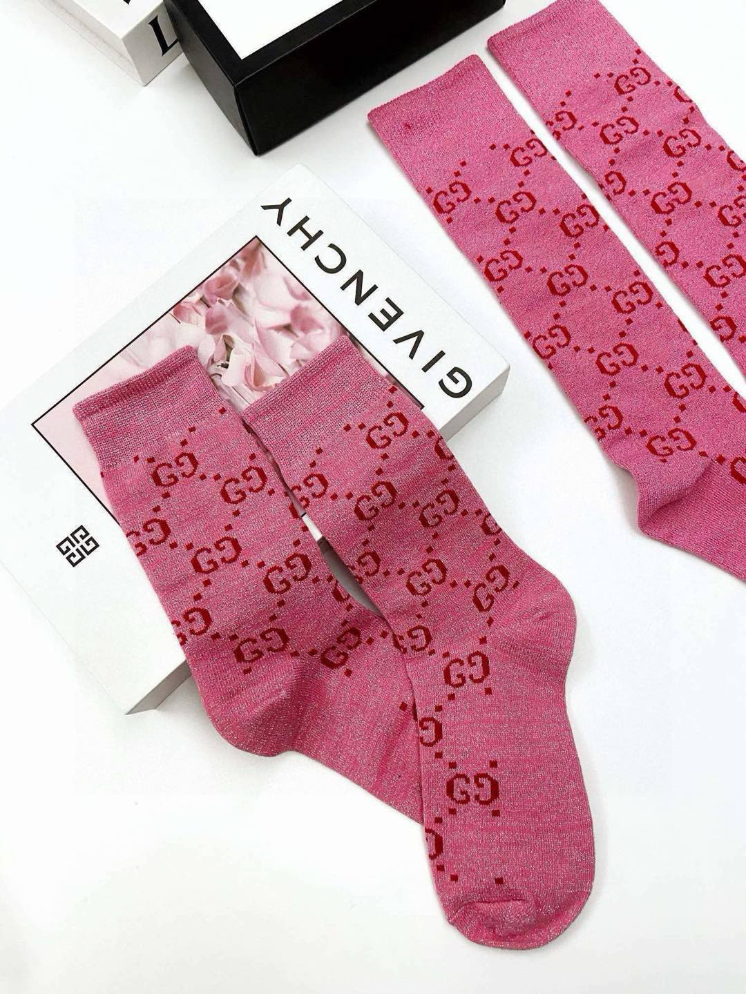 💰70 配包装
🌟【一盒2 双】
🌟Gucci 古奇 爆款金银丝长筒袜 中筒袜，超级火爆小腿袜🔥双针针织混纺金银丝材质，超完美结合，款式经典，专柜同步发售，ins爆火小单品，潮人必备，颜色百搭 🔥