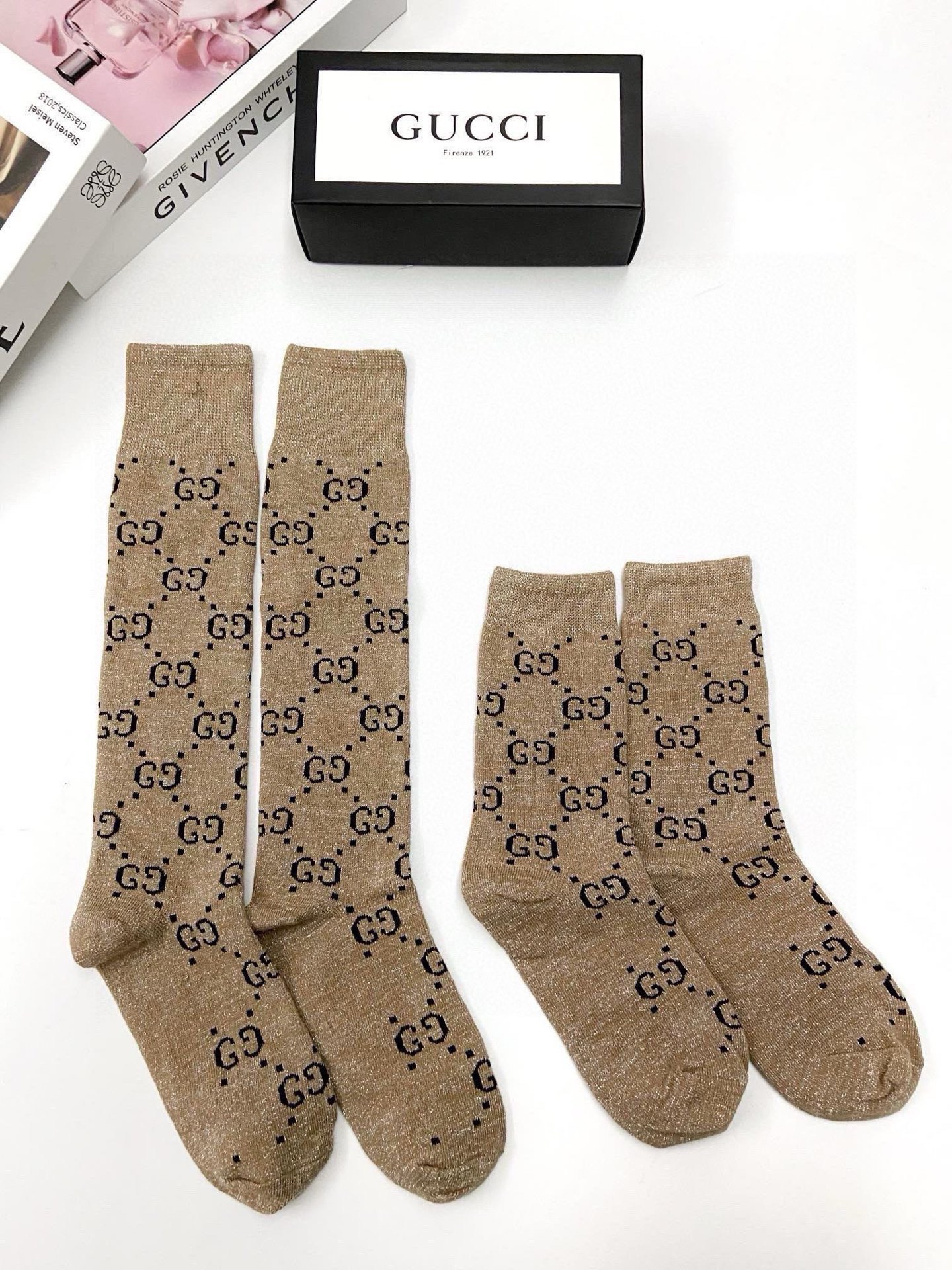 💰70 配包装
🌟【一盒2 双】
🌟Gucci 古奇 爆款金银丝长筒袜 中筒袜，超级火爆小腿袜🔥双针针织混纺金银丝材质，超完美结合，款式经典，专柜同步发售，ins爆火小单品，潮人必备，颜色百搭 🔥