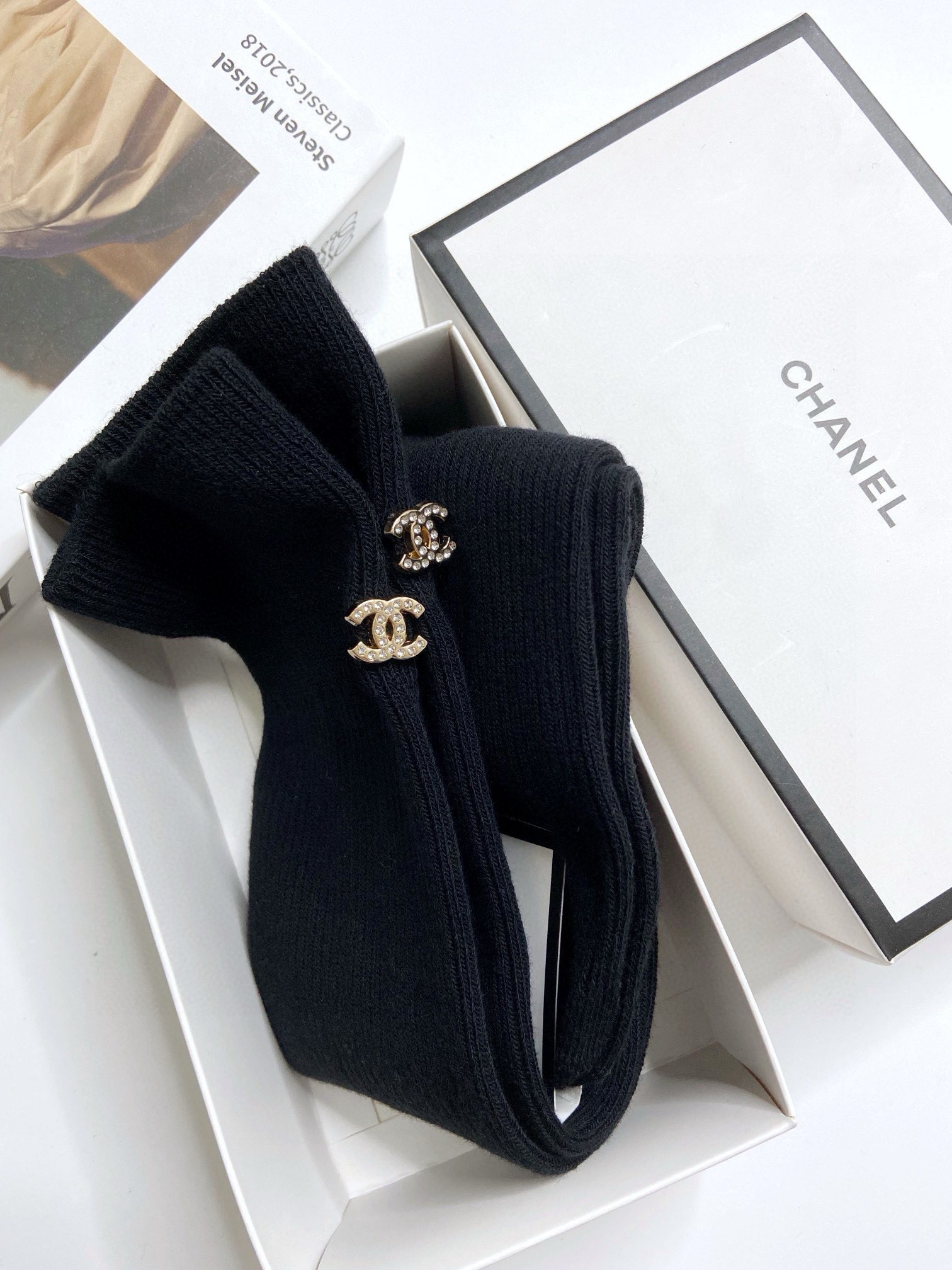 💰60 配包装
🌟【一盒一双】
🌟Chanel 香奈儿 经典字母logo纯棉长筒袜 小腿袜
🌟重工装饰个性时尚
🌟ins爆款!专柜在售ing 🌟好看到爆炸 !🌟超高品质!经典不过时!潮人必不能少的专柜代购品质 ,巨好穿!推荐推荐推荐~~必入小单品!!