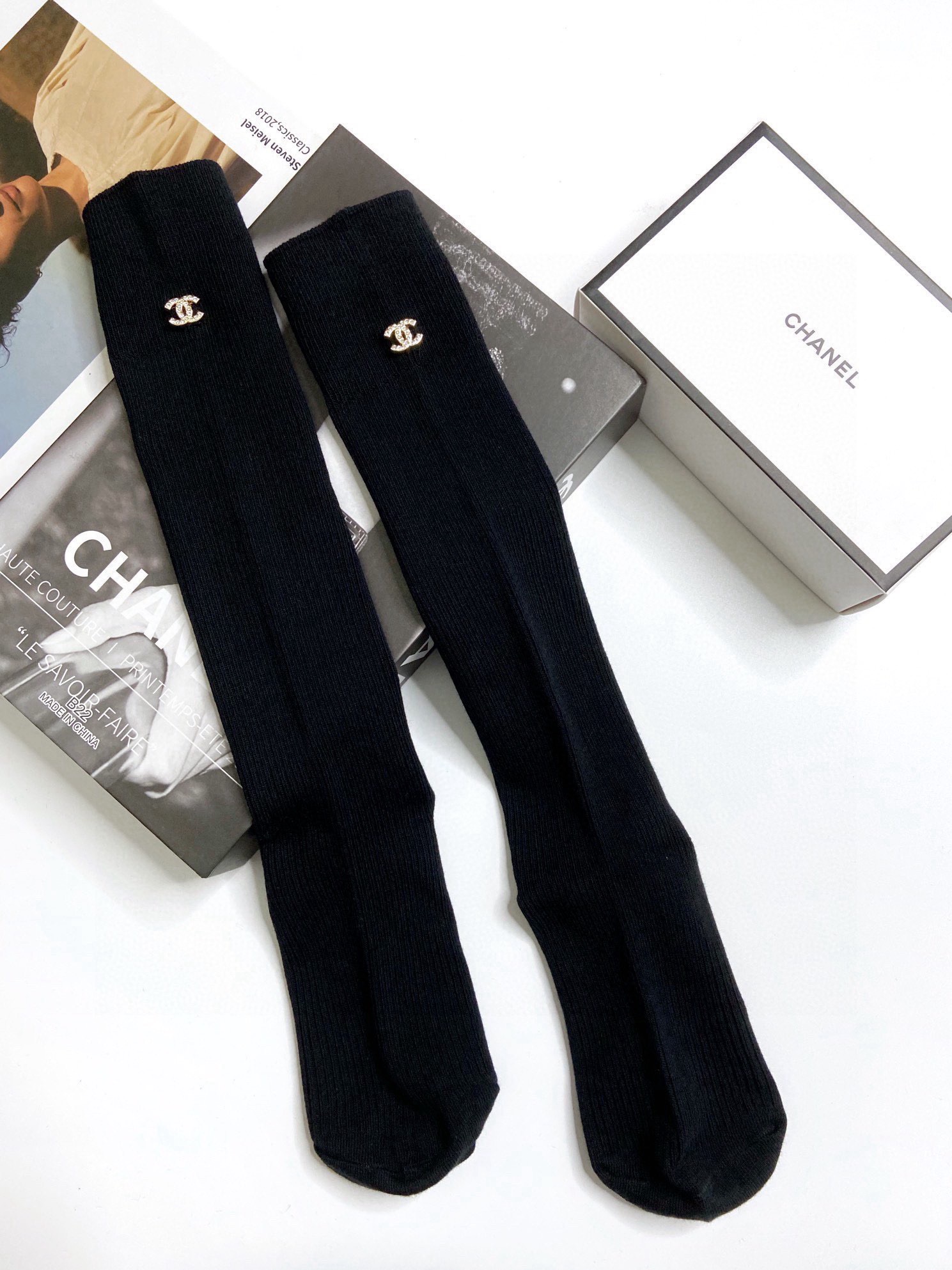 💰60 配包装
🌟【一盒一双】
🌟Chanel 香奈儿 经典字母logo纯棉长筒袜 小腿袜
🌟重工装饰个性时尚
🌟ins爆款!专柜在售ing 🌟好看到爆炸 !🌟超高品质!经典不过时!潮人必不能少的专柜代购品质 ,巨好穿!推荐推荐推荐~~必入小单品!!
