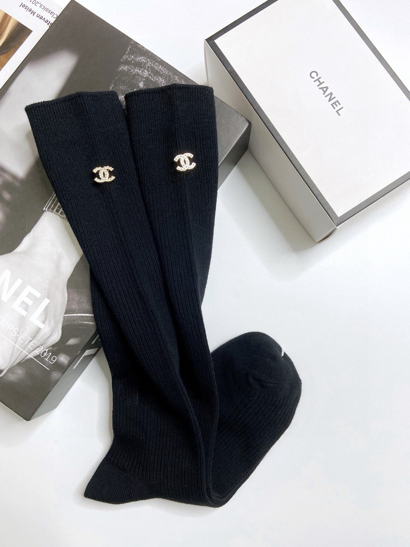 💰60 配包装
🌟【一盒一双】
🌟Chanel 香奈儿 经典字母logo纯棉长筒袜 小腿袜
🌟重工装饰个性时尚
🌟ins爆款!专柜在售ing 🌟好看到爆炸 !🌟超高品质!经典不过时!潮人必不能少的专柜代购品质 ,巨好穿!推荐推荐推荐~~必入小单品!!