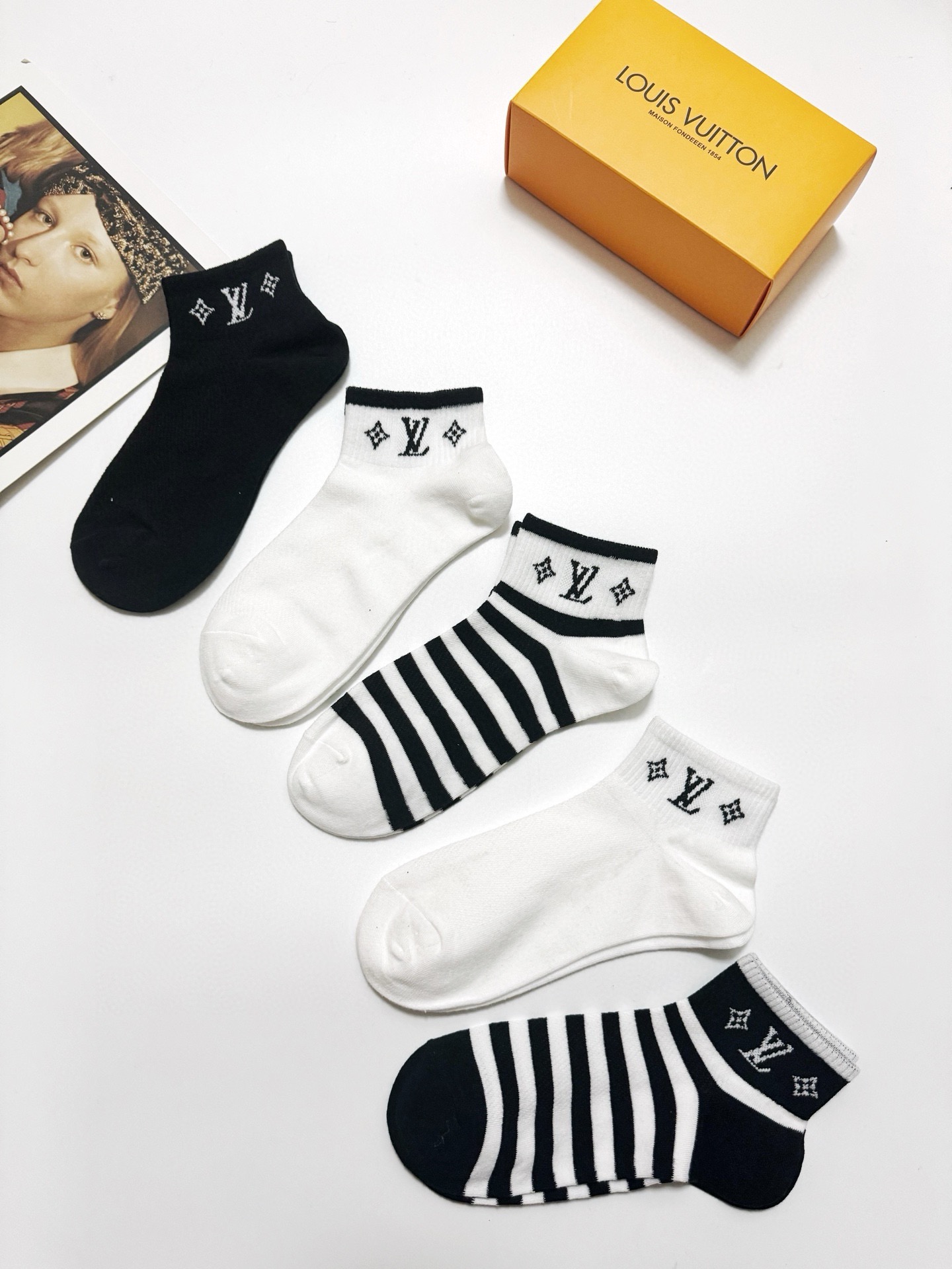  配包装
🌟【一盒5 双】
 🌟LV 路易威登 经典字母logo ins超火爆短袜，纯棉面料，潮人必备 