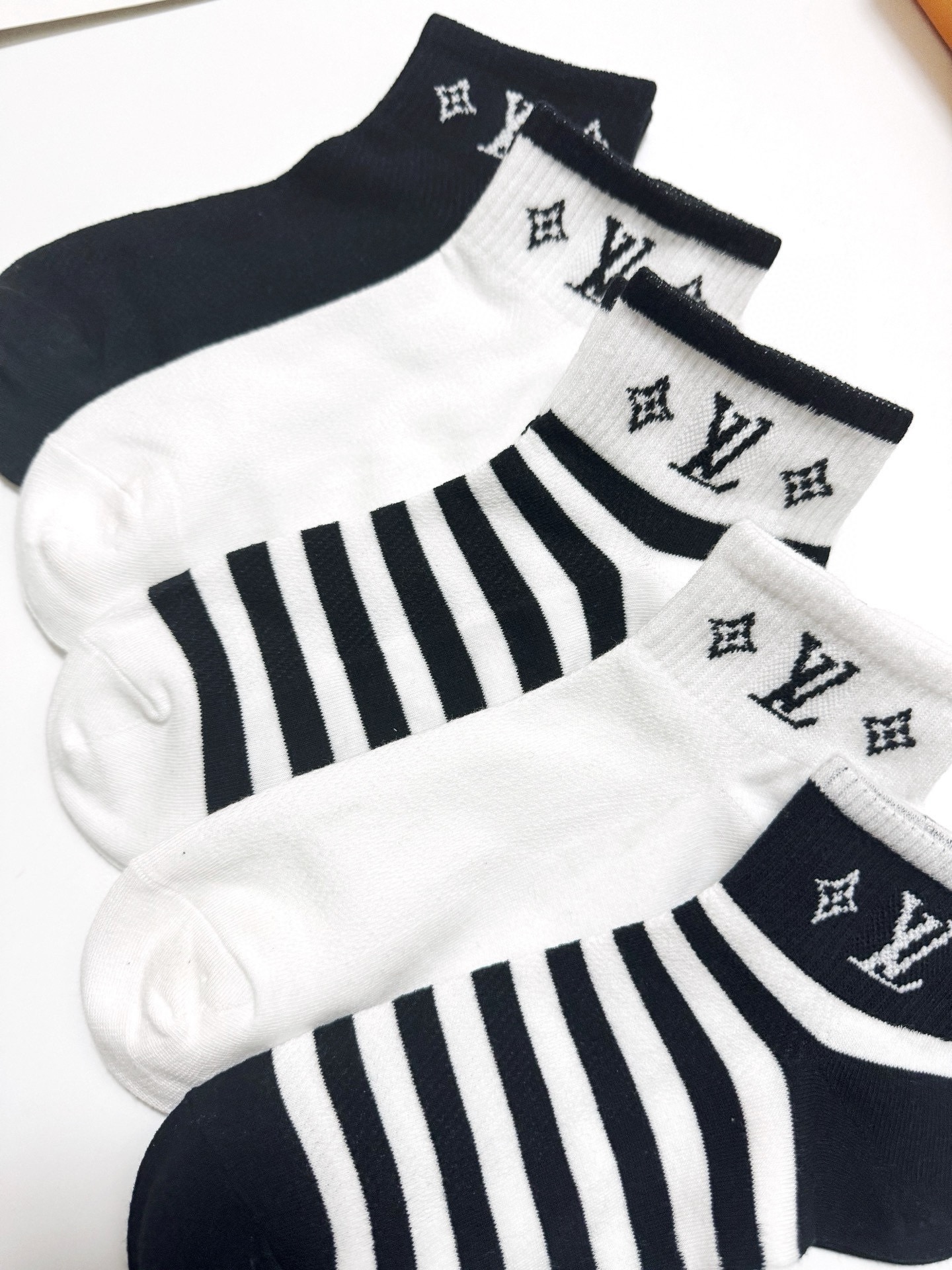  配包装
🌟【一盒5 双】
 🌟LV 路易威登 经典字母logo ins超火爆短袜，纯棉面料，潮人必备 