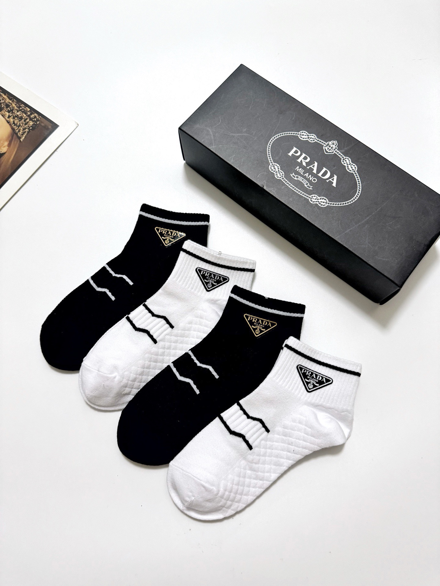 💰70 配包装
🌟【一盒4双】
🌟Prada 普拉达 经典字母logo 纯棉短袜 经典纯色短袜
🌟ins爆款!专柜在售ing 🌟原单货!高版本 ~好看到爆炸 !🌟酷妹潮人必不能少的专柜代购品质 袜子 ,搭配起来超高逼格 时髦度爆表啊啊啊啊~~推荐推荐推荐~~必入时髦小单品!!