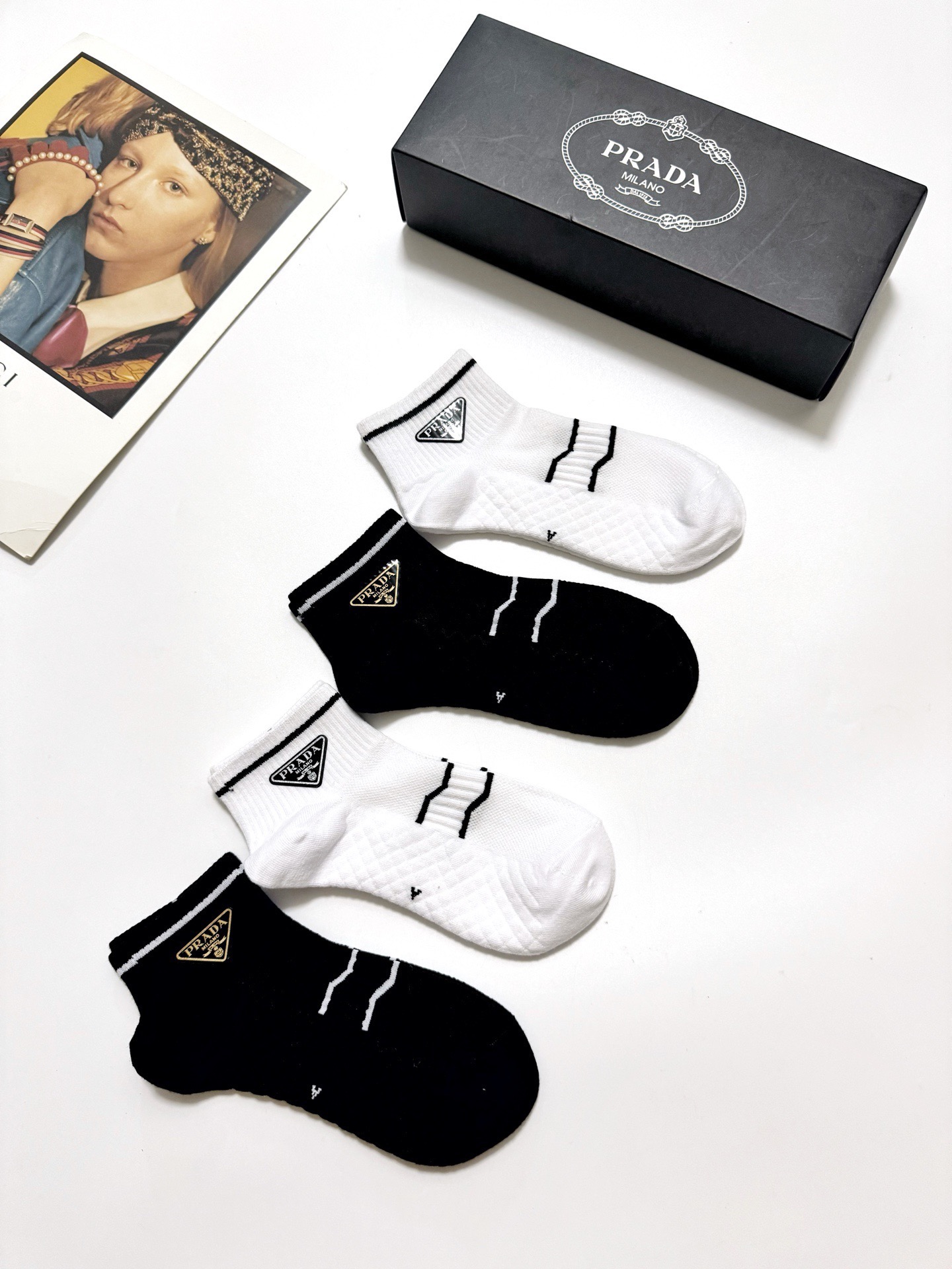 💰70 配包装
🌟【一盒4双】
🌟Prada 普拉达 经典字母logo 纯棉短袜 经典纯色短袜
🌟ins爆款!专柜在售ing 🌟原单货!高版本 ~好看到爆炸 !🌟酷妹潮人必不能少的专柜代购品质 袜子 ,搭配起来超高逼格 时髦度爆表啊啊啊啊~~推荐推荐推荐~~必入时髦小单品!!