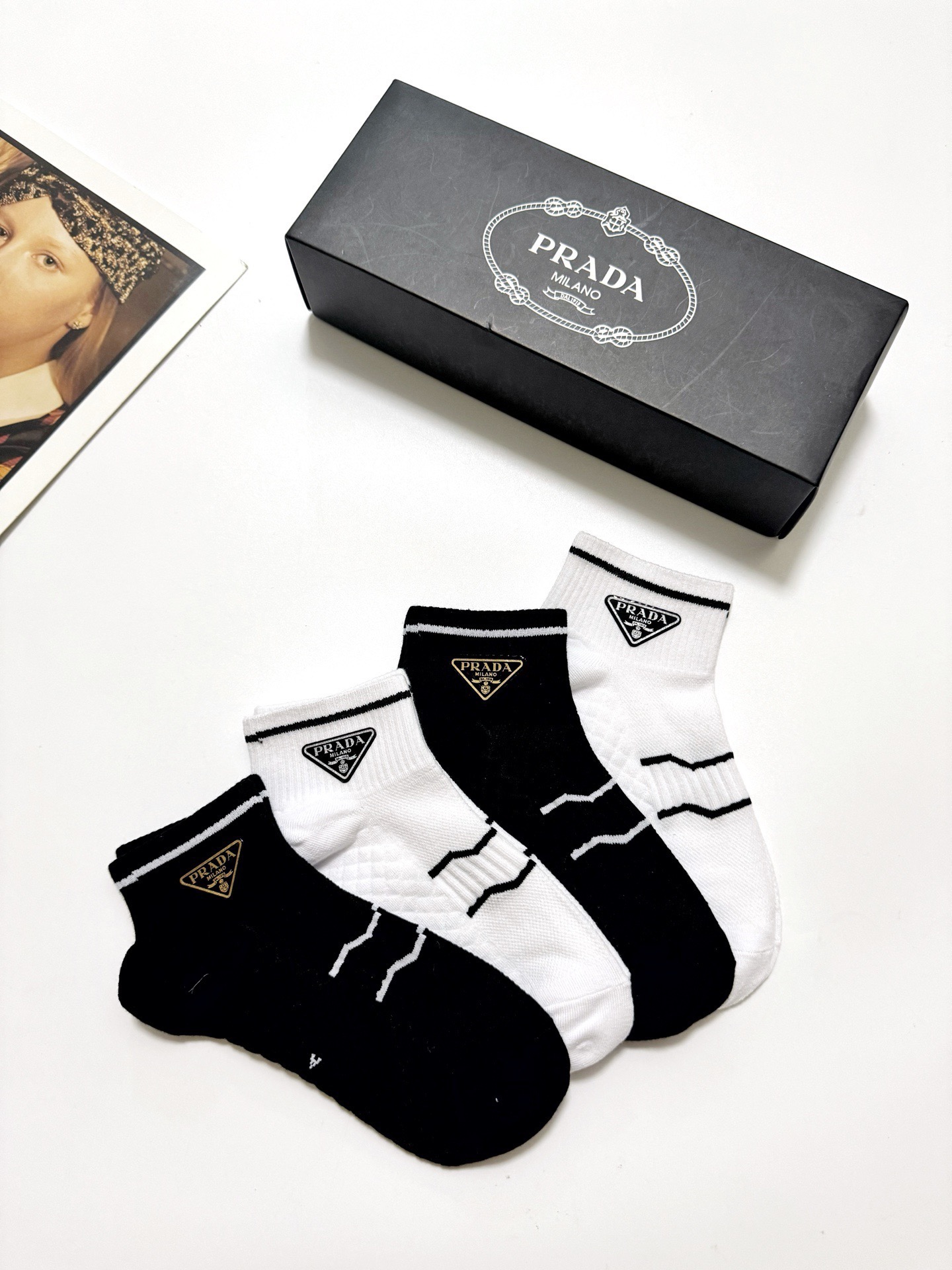 💰70 配包装
🌟【一盒4双】
🌟Prada 普拉达 经典字母logo 纯棉短袜 经典纯色短袜
🌟ins爆款!专柜在售ing 🌟原单货!高版本 ~好看到爆炸 !🌟酷妹潮人必不能少的专柜代购品质 袜子 ,搭配起来超高逼格 时髦度爆表啊啊啊啊~~推荐推荐推荐~~必入时髦小单品!!