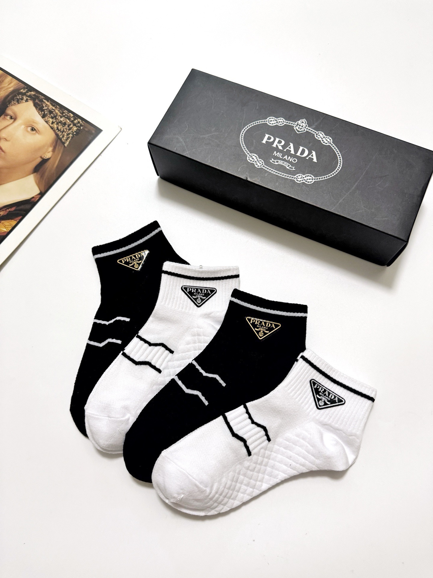 💰70 配包装
🌟【一盒4双】
🌟Prada 普拉达 经典字母logo 纯棉短袜 经典纯色短袜
🌟ins爆款!专柜在售ing 🌟原单货!高版本 ~好看到爆炸 !🌟酷妹潮人必不能少的专柜代购品质 袜子 ,搭配起来超高逼格 时髦度爆表啊啊啊啊~~推荐推荐推荐~~必入时髦小单品!!