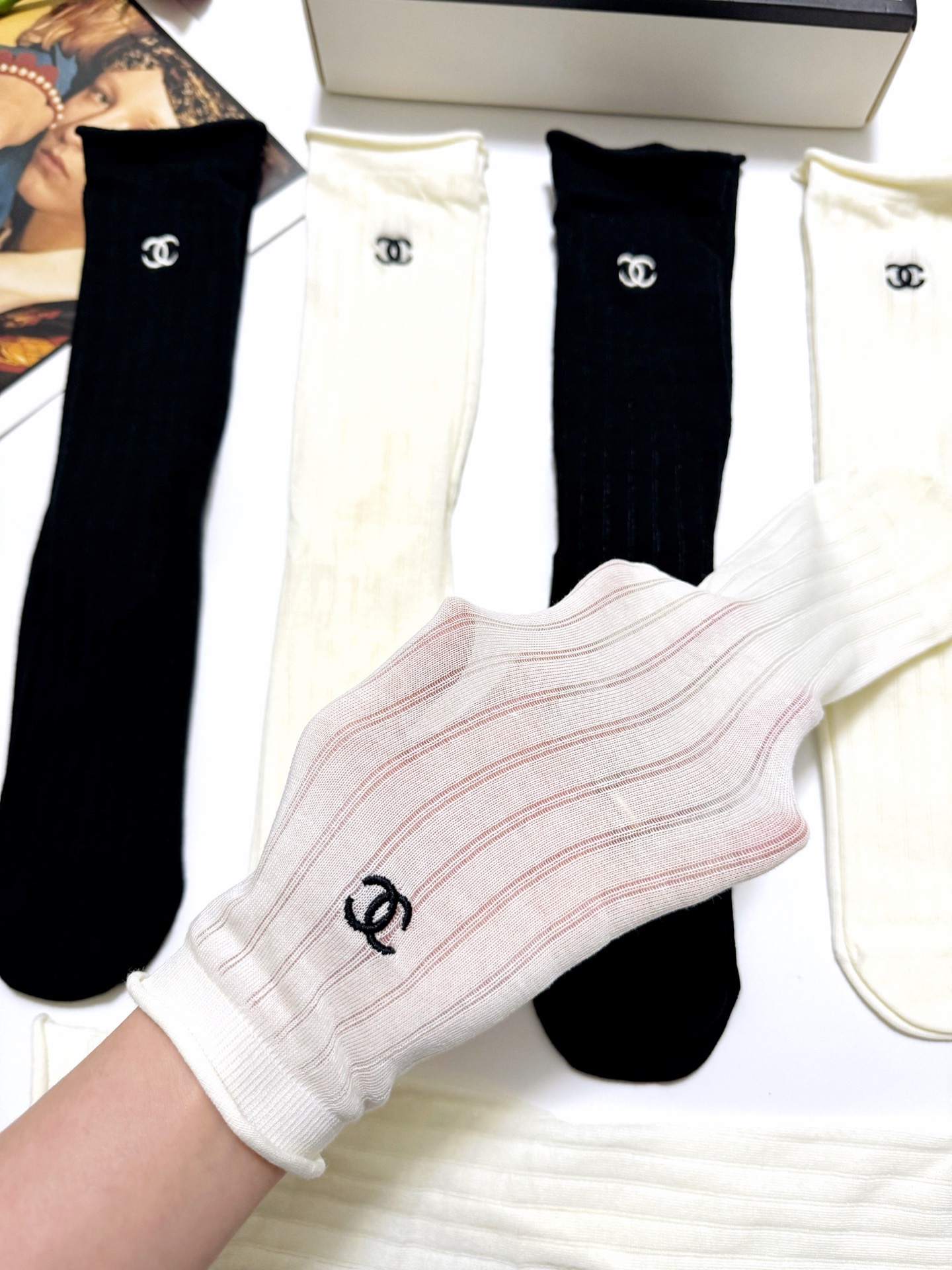 💰70 配包装
🌟【一盒5 双】
🌟Chanel 香奈儿 经典字母 logo 刺绣 直板 中筒袜 🔥超级软糯亲肤,简约大方设计时尚!
🌟ins爆款!专柜在售ing 🌟好看到爆炸 !🌟超高品质!经典不过时!潮人必不能少的专柜代购品质 ,巨好穿!推荐推荐推荐~~必入小单品!!