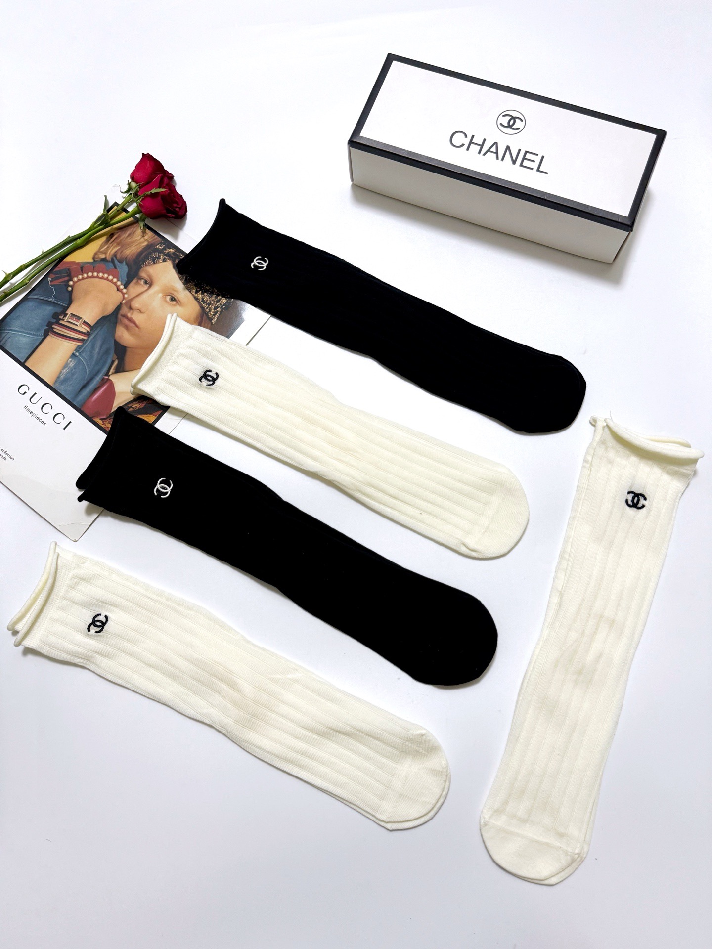 💰70 配包装
🌟【一盒5 双】
🌟Chanel 香奈儿 经典字母 logo 刺绣 直板 中筒袜 🔥超级软糯亲肤,简约大方设计时尚!
🌟ins爆款!专柜在售ing 🌟好看到爆炸 !🌟超高品质!经典不过时!潮人必不能少的专柜代购品质 ,巨好穿!推荐推荐推荐~~必入小单品!!