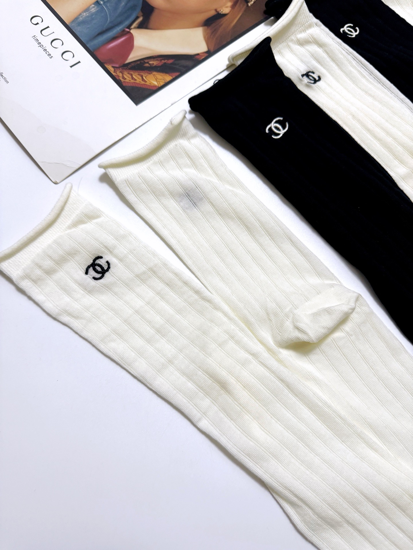 💰70 配包装
🌟【一盒5 双】
🌟Chanel 香奈儿 经典字母 logo 刺绣 直板 中筒袜 🔥超级软糯亲肤,简约大方设计时尚!
🌟ins爆款!专柜在售ing 🌟好看到爆炸 !🌟超高品质!经典不过时!潮人必不能少的专柜代购品质 ,巨好穿!推荐推荐推荐~~必入小单品!!
