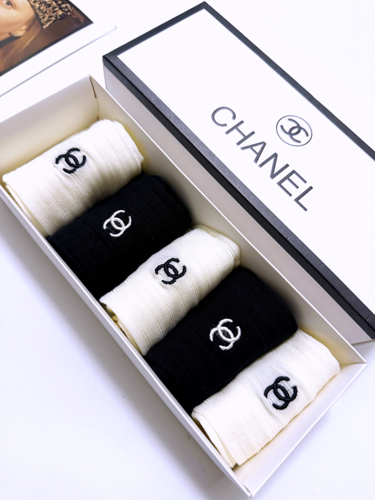 💰70 配包装
🌟【一盒5 双】
🌟Chanel 香奈儿 经典字母 logo 刺绣 直板 中筒袜 🔥超级软糯亲肤,简约大方设计时尚!
🌟ins爆款!专柜在售ing 🌟好看到爆炸 !🌟超高品质!经典不过时!潮人必不能少的专柜代购品质 ,巨好穿!推荐推荐推荐~~必入小单品!!