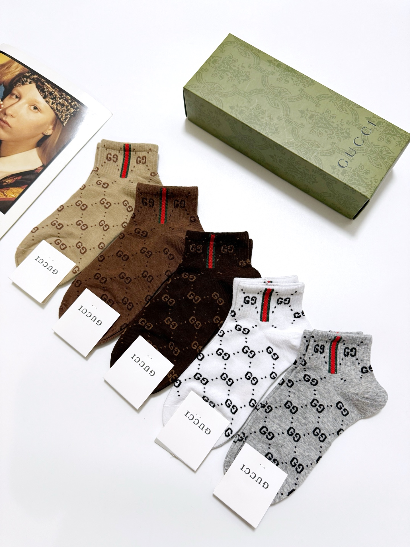  配包装
🌟【一盒5 双】
 🌟Gucci 古奇 经典字母logo纯棉短袜  男女同款，ins超火爆红人