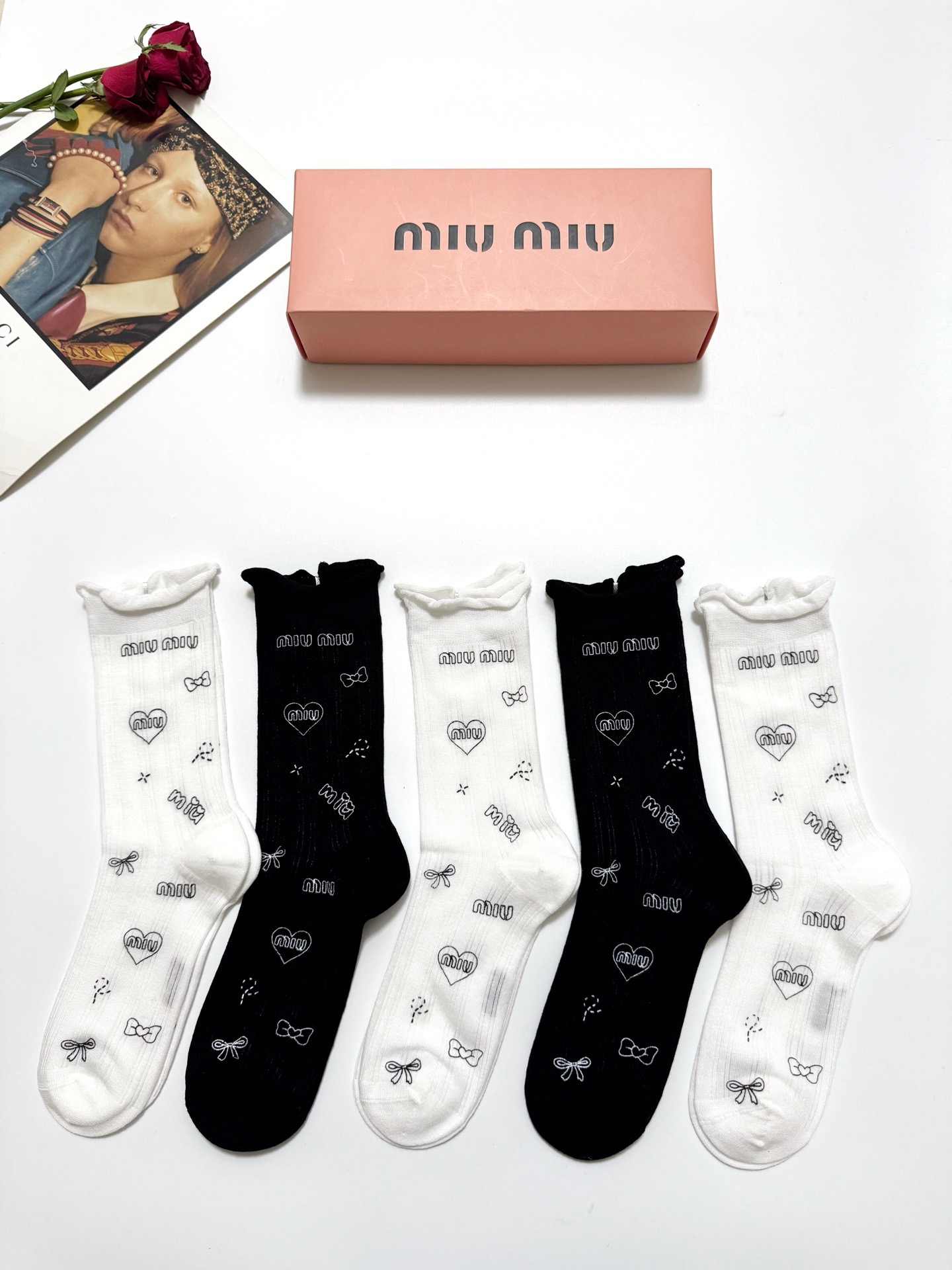 NO:355422,Packaging [one box of 5 pairs] miumiu classic letter logo pure cotton mid-tube socks, ins super popular air-conditioning socks, pure cotton fabric, must-have for trendy people, classic color matching, fashionable and versatile style, you deserve socks, stockings, socks, miumiu, socks19860909配包装【一盒5 双】 miumiu 缪缪 经典字母logo 纯棉中筒袜 ,ins超火爆空调袜,纯棉面料,潮人必备 ,经典配色 个性时尚百搭款,你值得拥有哦袜子,丝袜,袜子,miumiu,socks,accessory