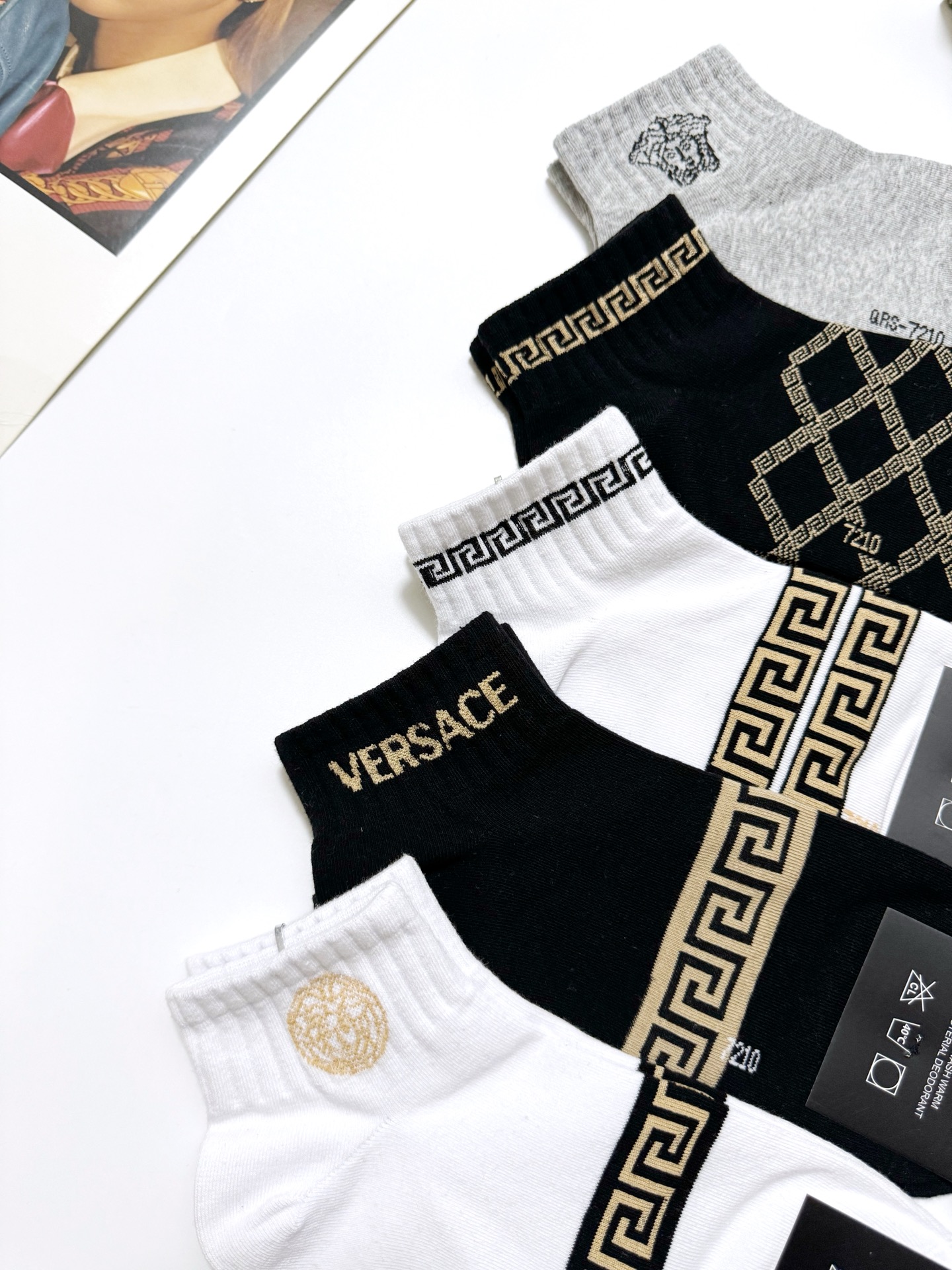  配包装
🌟【一盒5双】男女同款
 🌟Versace 范思哲 经典logo 纯棉短袜   ，ins超火爆