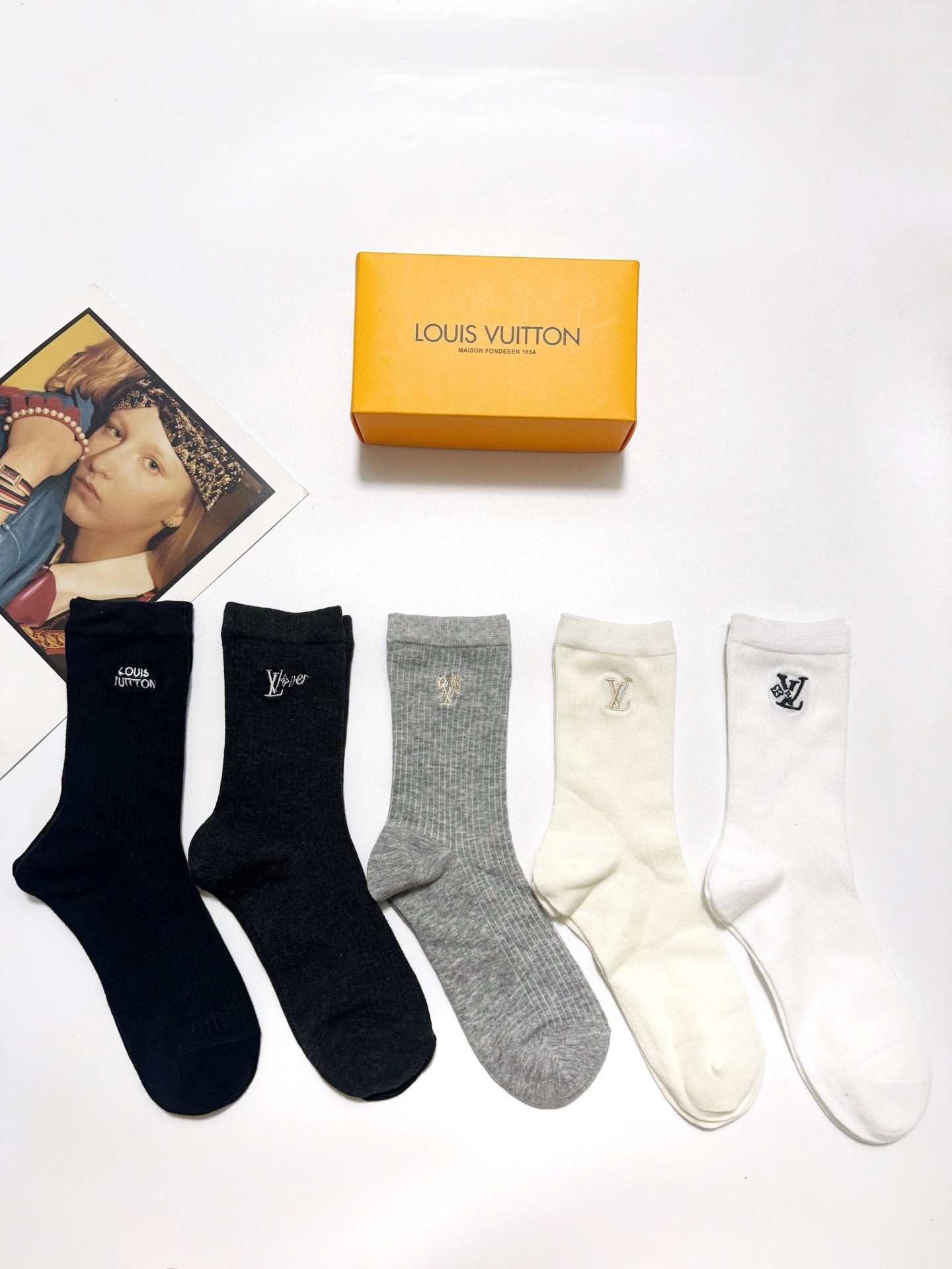 NO:355380,Packaging [one box of 5 pairs] LV Louis Vuitton. Classic letter logo pure cotton mid-tube socks, ins super popular air-conditioning socks, pure cotton fabric, must-have for trendy people, classic color matching, personalized and fashionable versatile style, you deserve socks, stockings, socks, louis vuitton, louis vuitton, socks19860909配包装【一盒5 双】 LV 路易威登.经典字母logo 纯棉中筒袜 ,ins超火爆空调袜,纯棉面料,潮人必备 ,经典配色 个性时尚百搭款,你值得拥有哦袜子,丝袜,袜子,louis vuitton,louis vuitton,socks,accessory