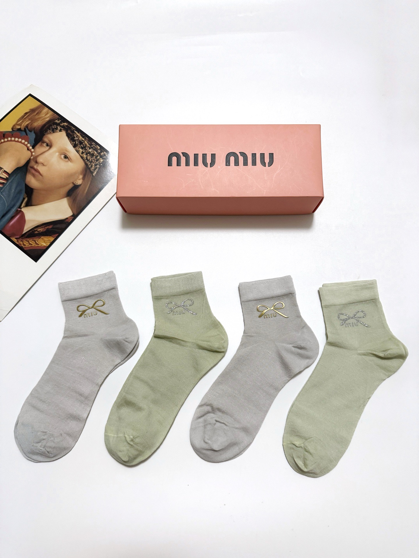 NO:355663,Packaging [one box 4 pairs] Miumiu classic letter logo thin mulberry silk stockings, boneless cool ice socks, ins super hot socks, trendy must-haves, classic color matching, personalized and fashionable versatile style, you deserve socks, stockings, socks, miumiu, socks19860909配包装【一盒4 双】 缪缪 miumiu 经典字母logo 薄款桑蚕丝短袜,无骨凉感冰冰袜,ins超火爆短袜,潮人必备 ,经典配色 个性时尚百搭款,你值得拥有哦袜子,丝袜,袜子,miumiu,socks,accessory