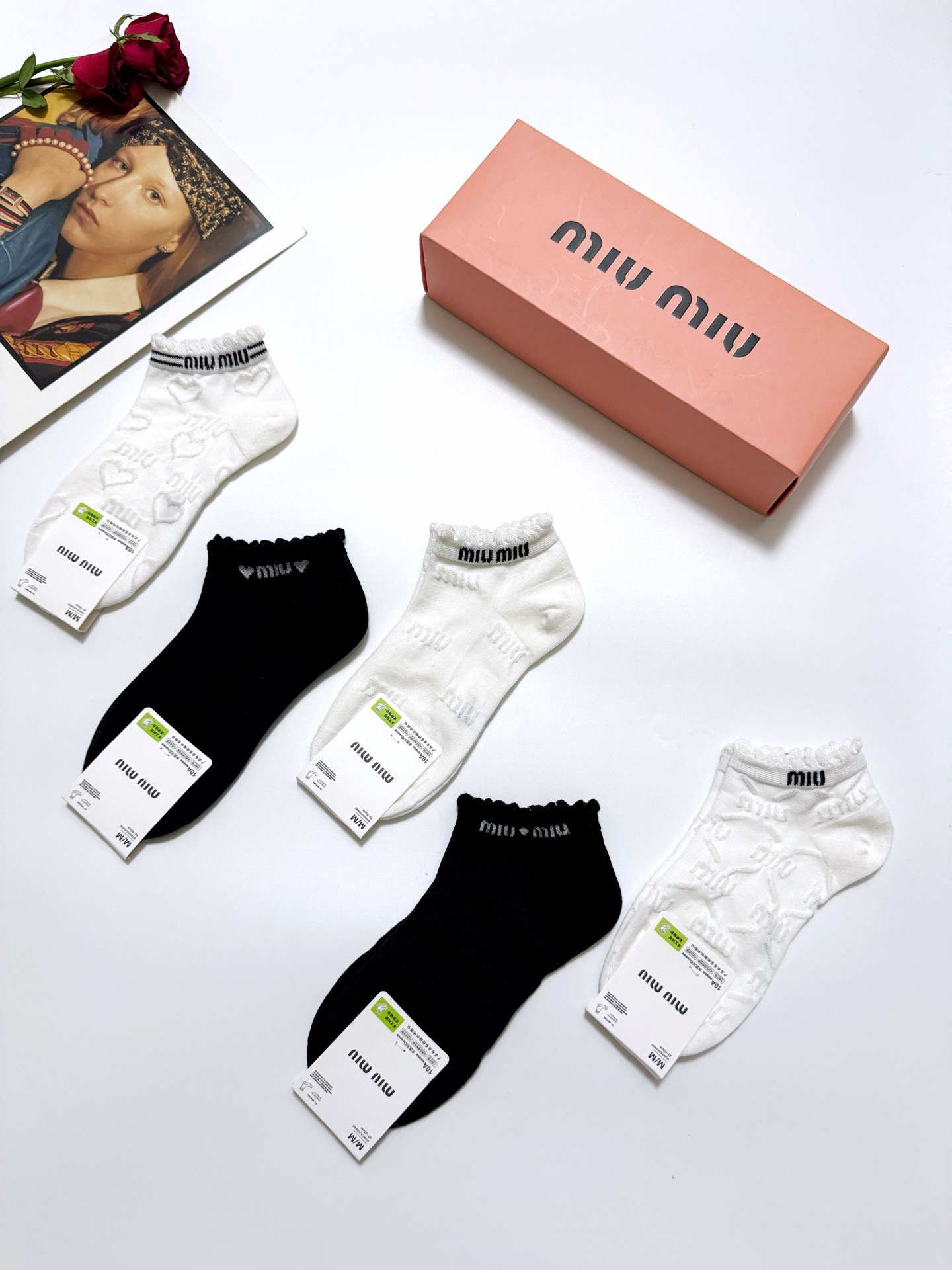  配包装
🌟【一盒5 双】
 🌟缪缪 miumiu 经典字母logo 浮雕设计短袜   ，ins超火爆短