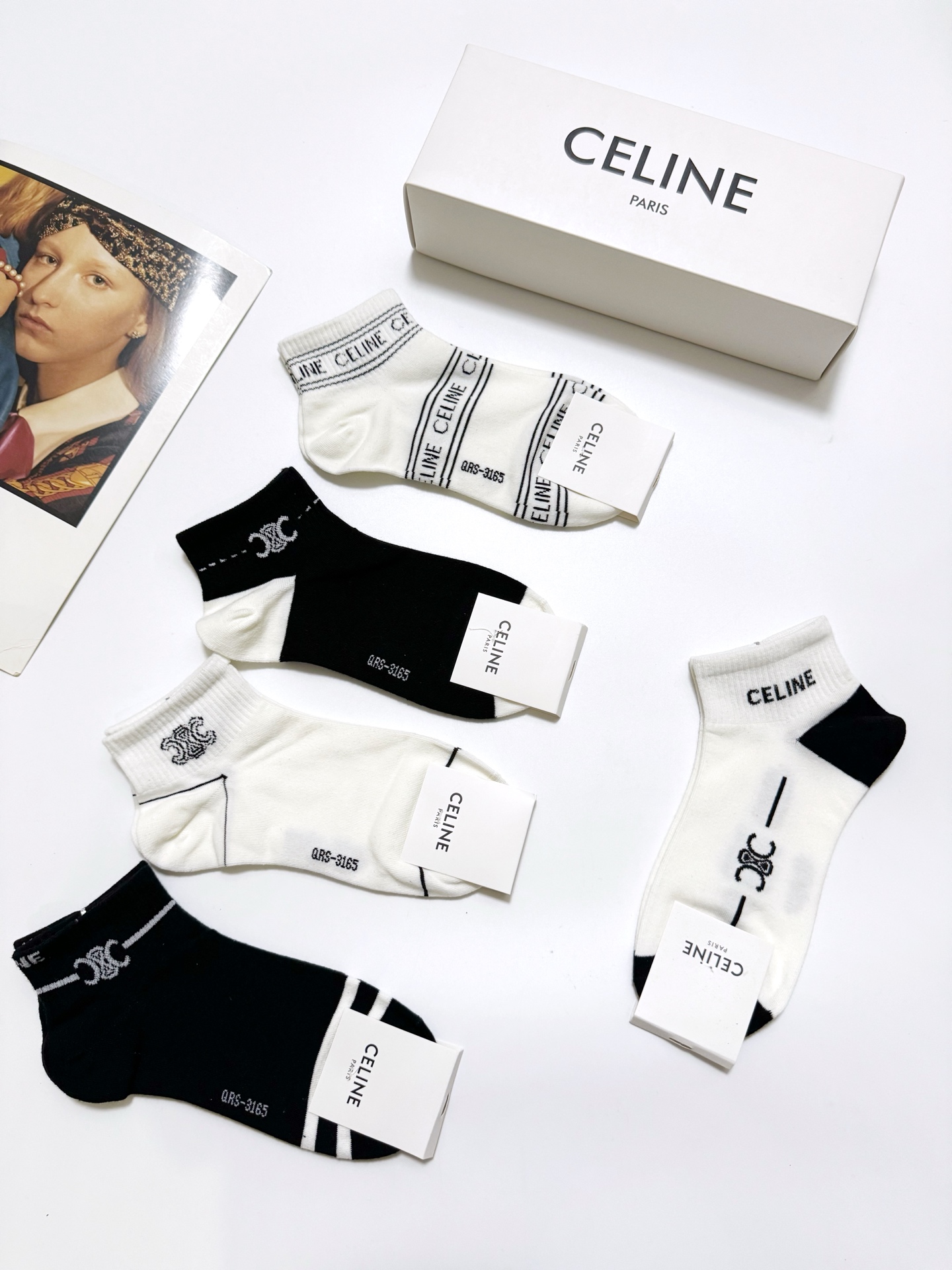  配包装
🌟【一盒5双】
 🌟Celine 赛琳 经典字母logo 纯棉短袜   ，ins超火爆短袜，纯