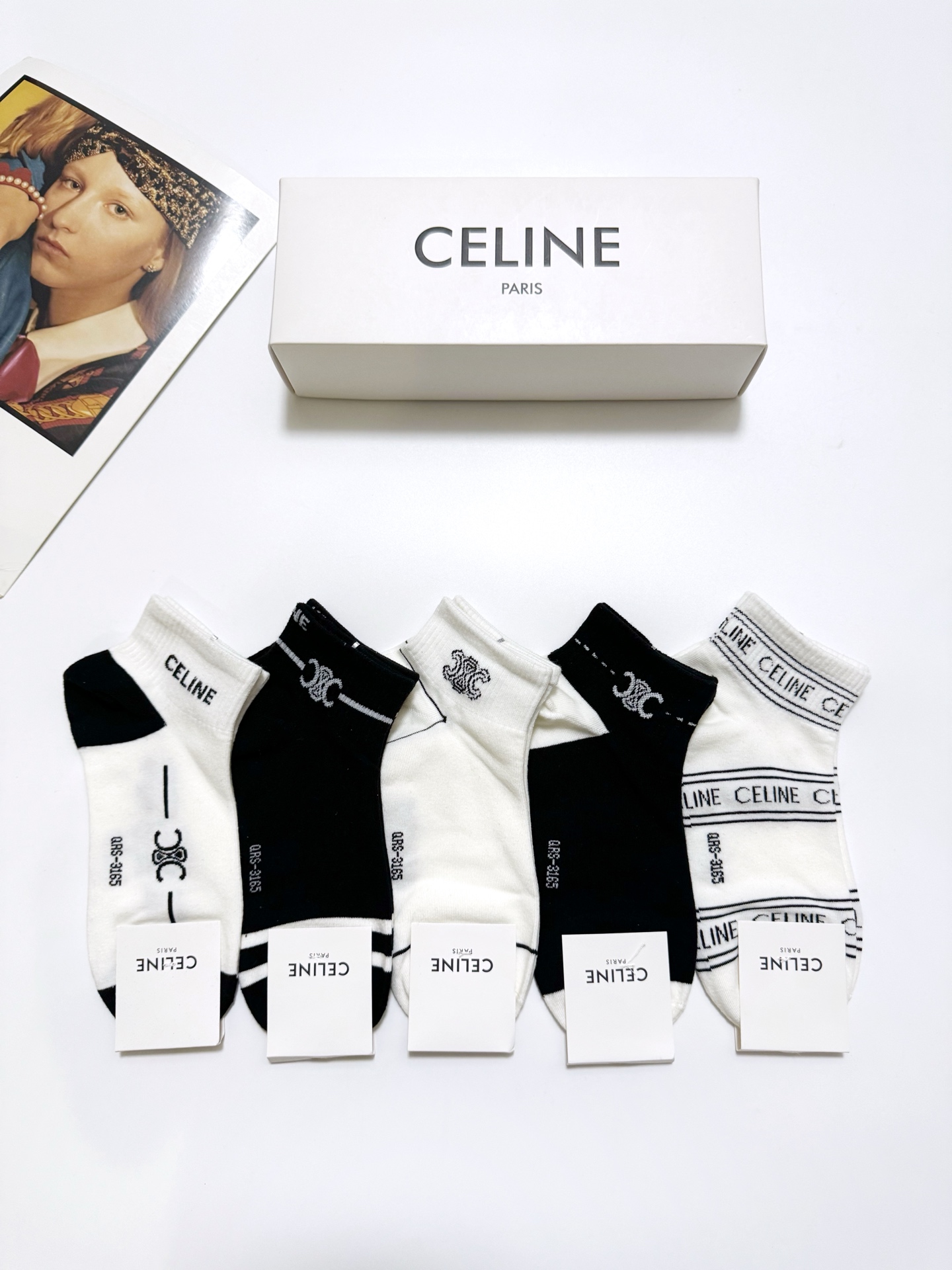  配包装
🌟【一盒5双】
 🌟Celine 赛琳 经典字母logo 纯棉短袜   ，ins超火爆短袜，纯