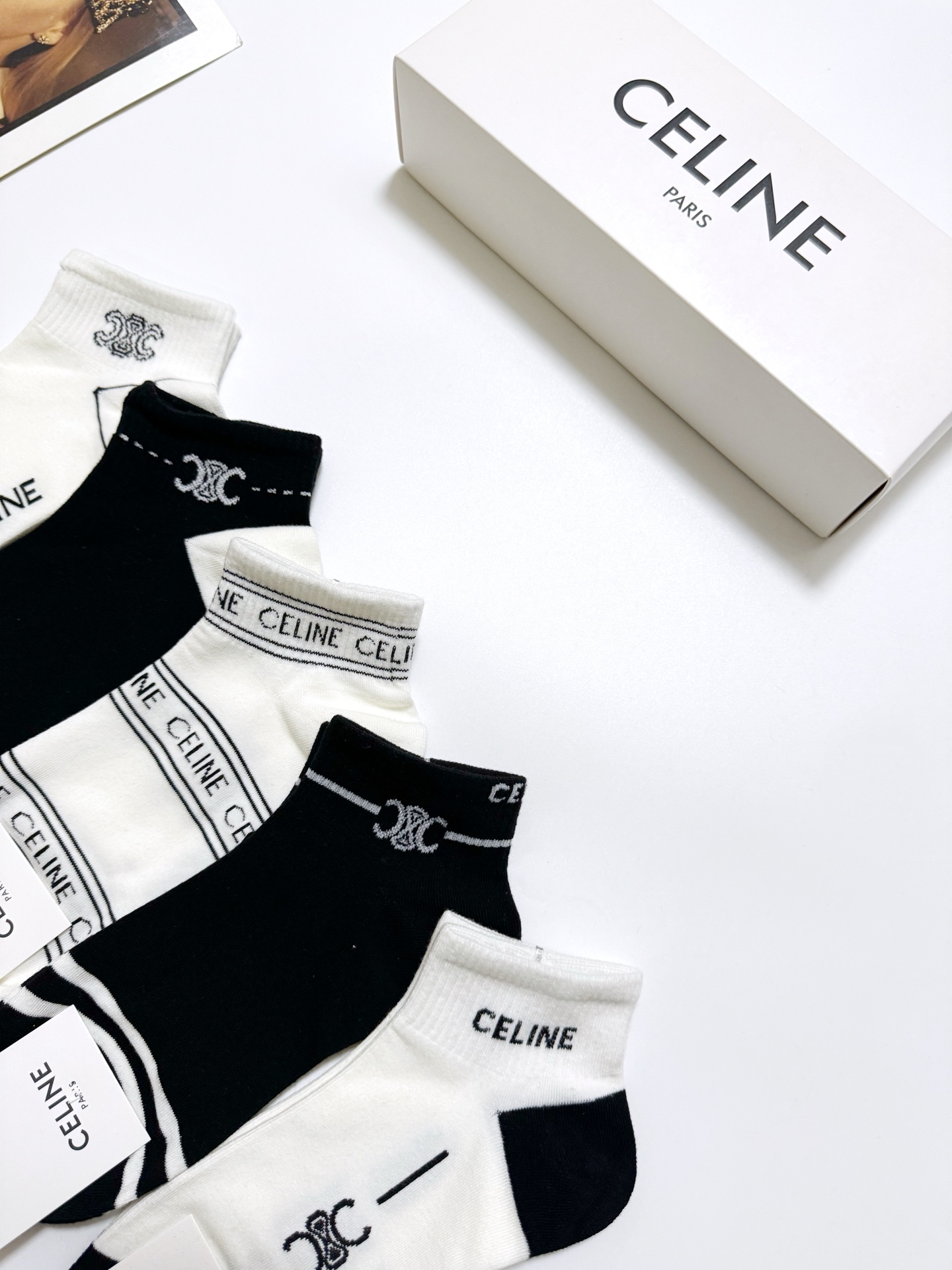  配包装
🌟【一盒5双】
 🌟Celine 赛琳 经典字母logo 纯棉短袜   ，ins超火爆短袜，纯