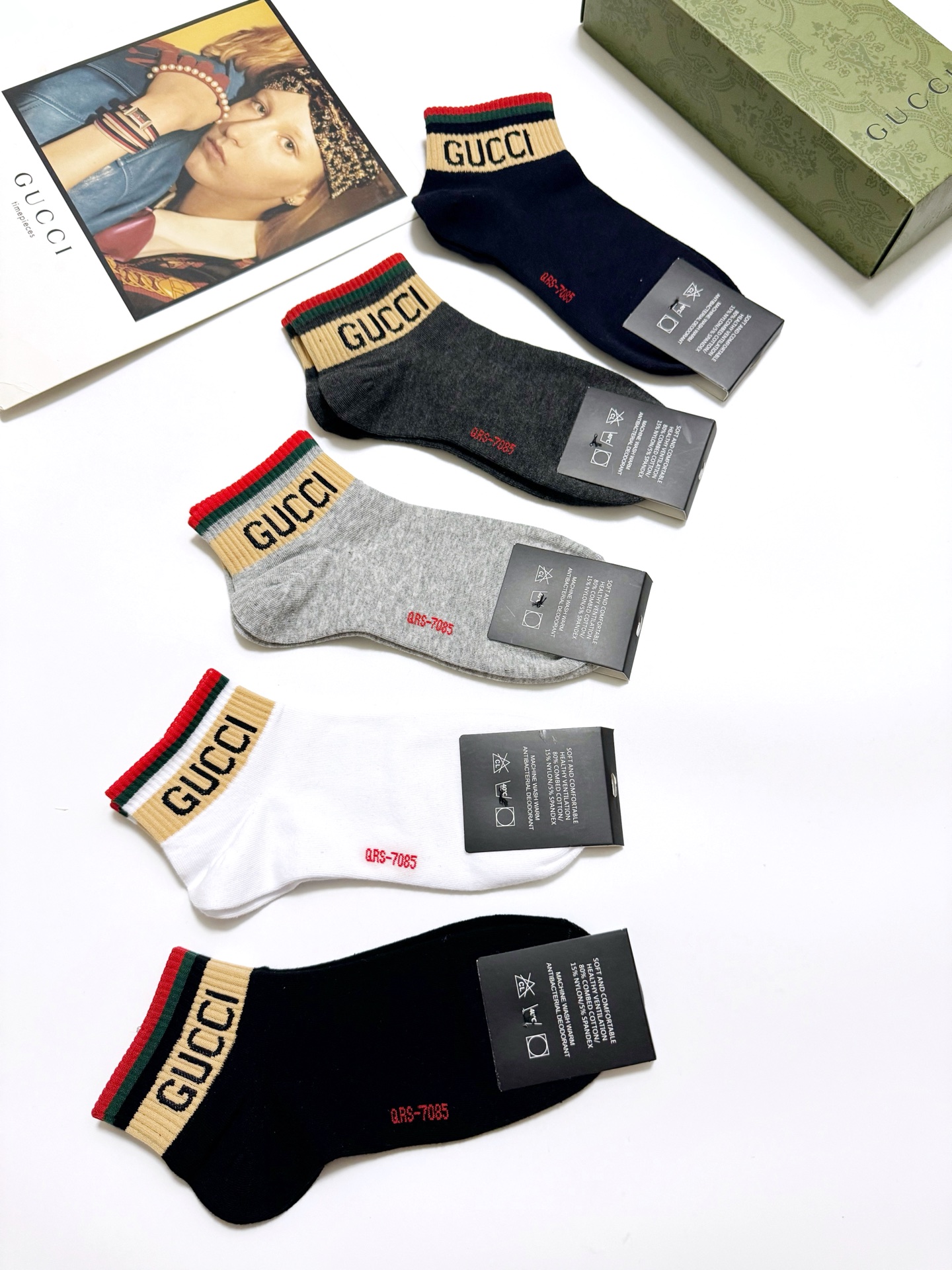  配包装
🌟【一盒5 双】
 🌟Gucci 古琦 经典字母logo 纯棉短袜   ，ins超火爆短袜，纯