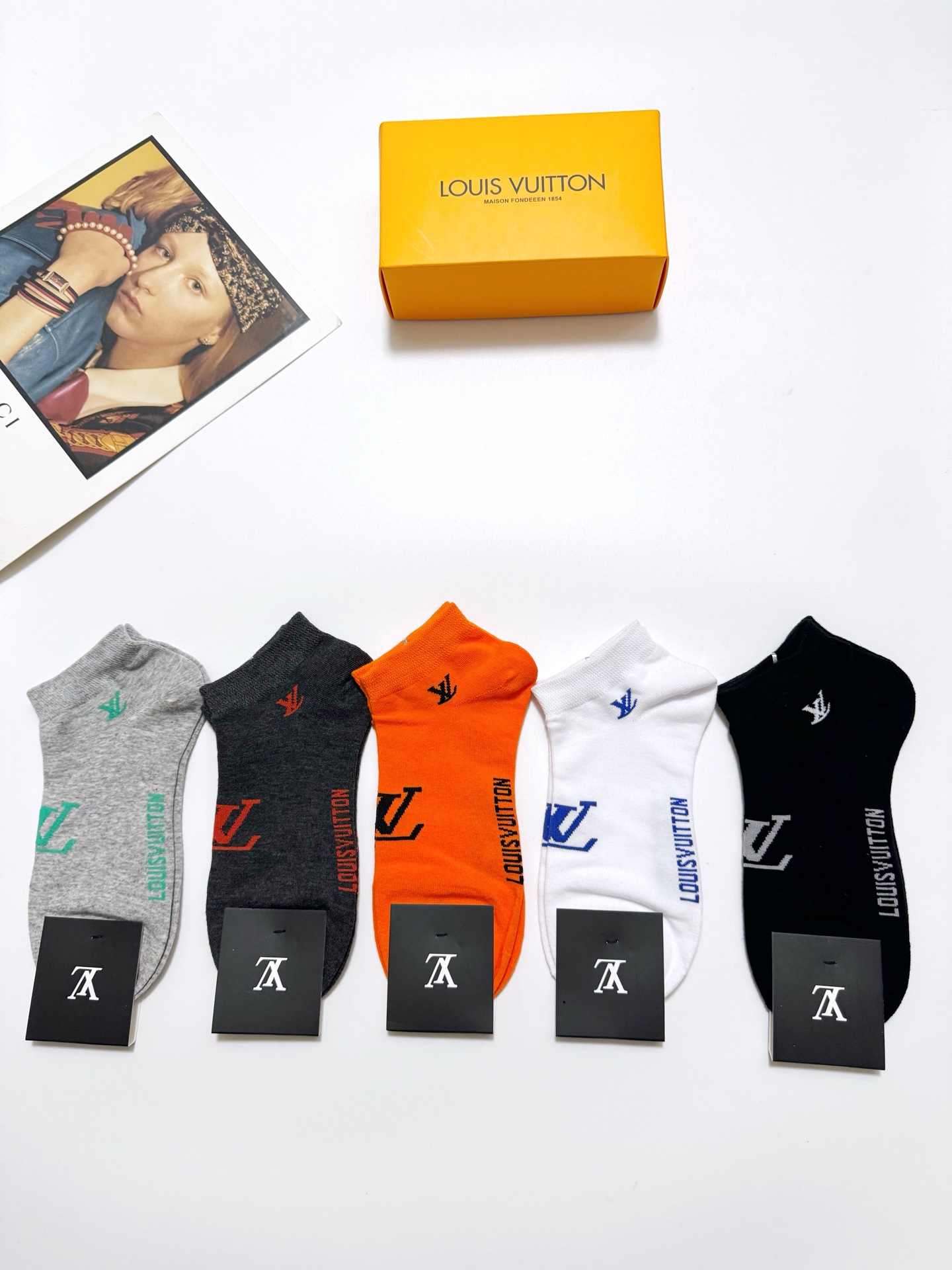  配包装
🌟【一盒5 双】男女同款
 🌟LV 路易威登 经典字母logo ins超火爆短袜，纯棉面料，潮
