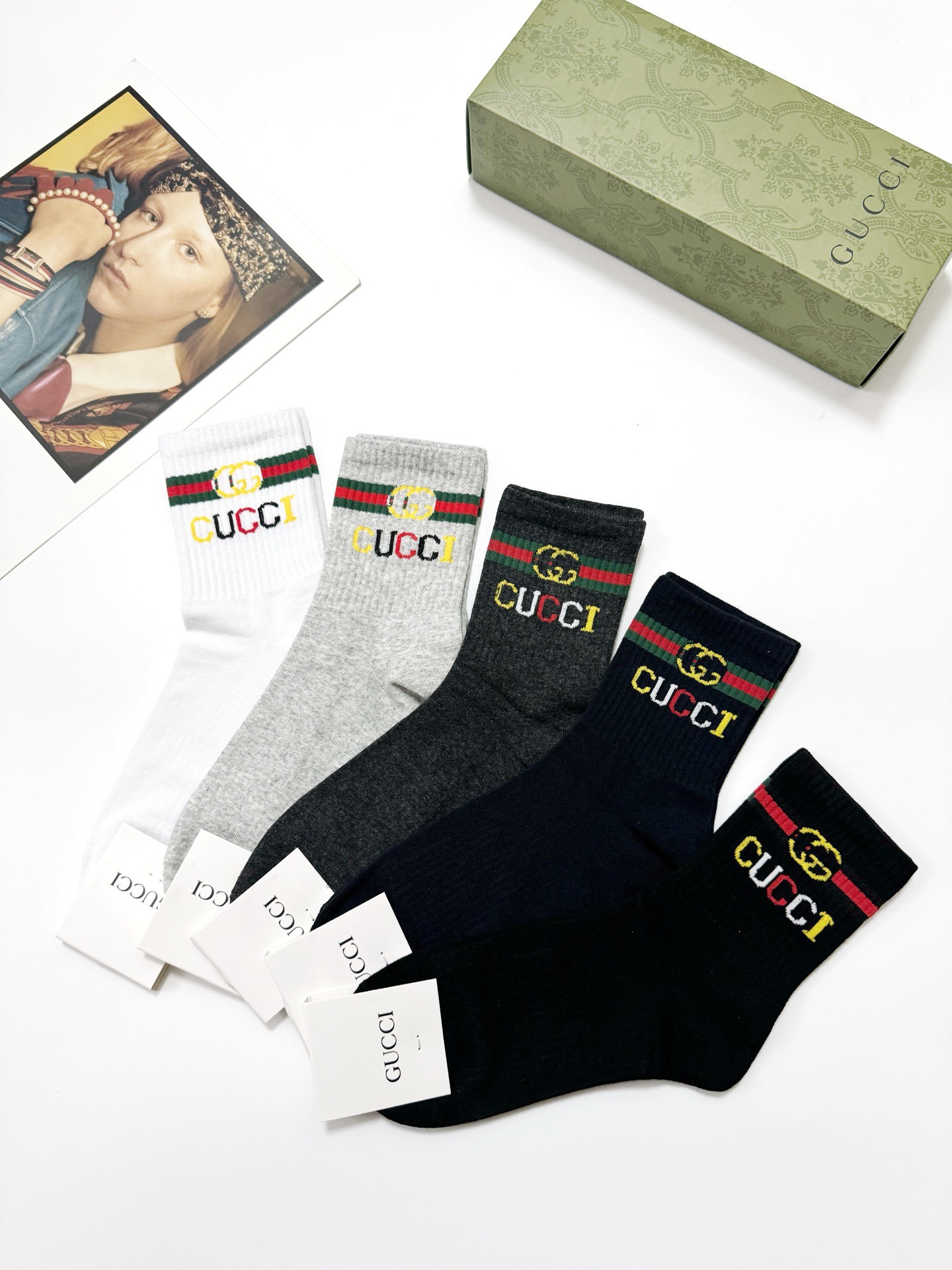  配包装
🌟【一盒5 双】
 🌟Gucci 古奇 经典字母logo纯棉袜  男女同款，ins超火爆红人同