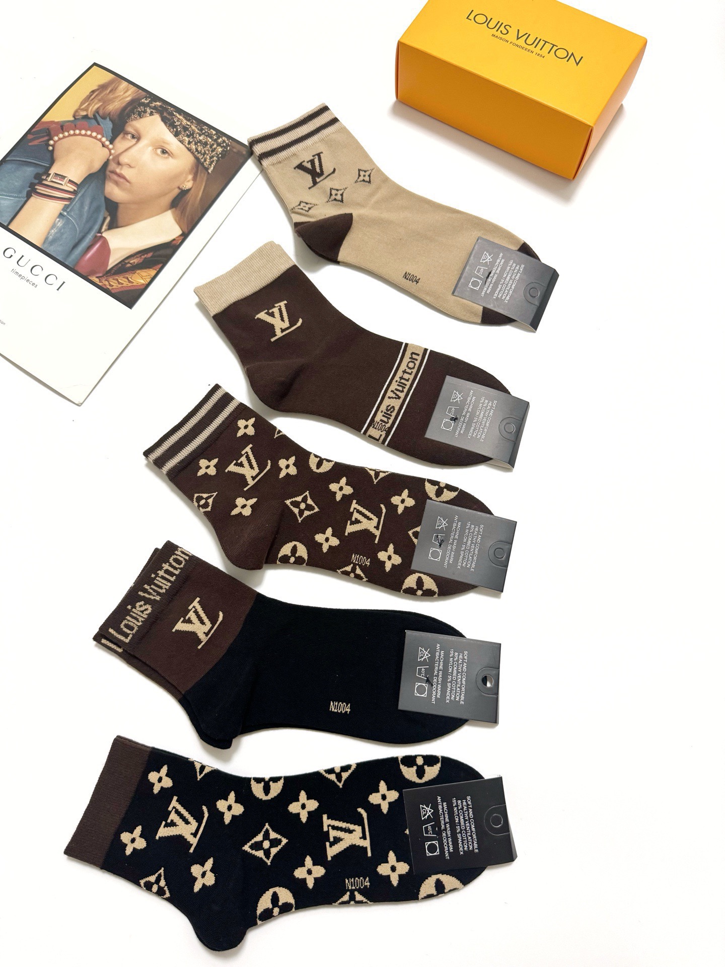   配包装
🌟【一盒5 双】
 🌟LV 路易威登 经典字母logo ins超火爆短筒袜，纯棉面料，潮人必