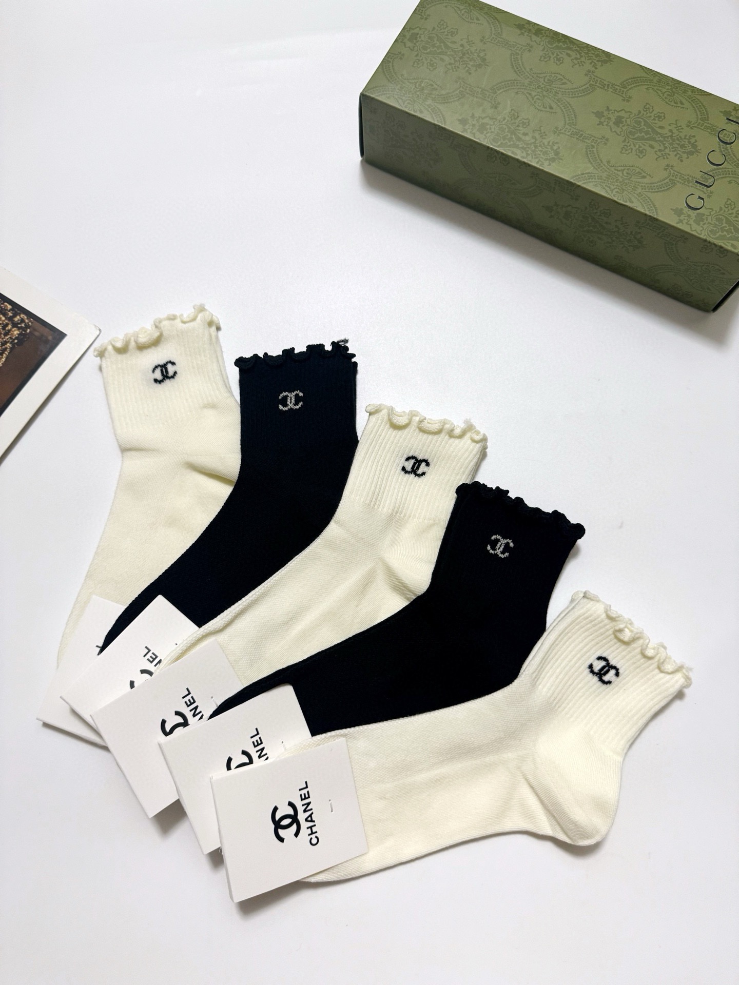  配包装
🌟【一盒5 双】
 🌟Chanel 香奈儿 经典字母logo ins超火爆短筒袜，纯棉面料，潮