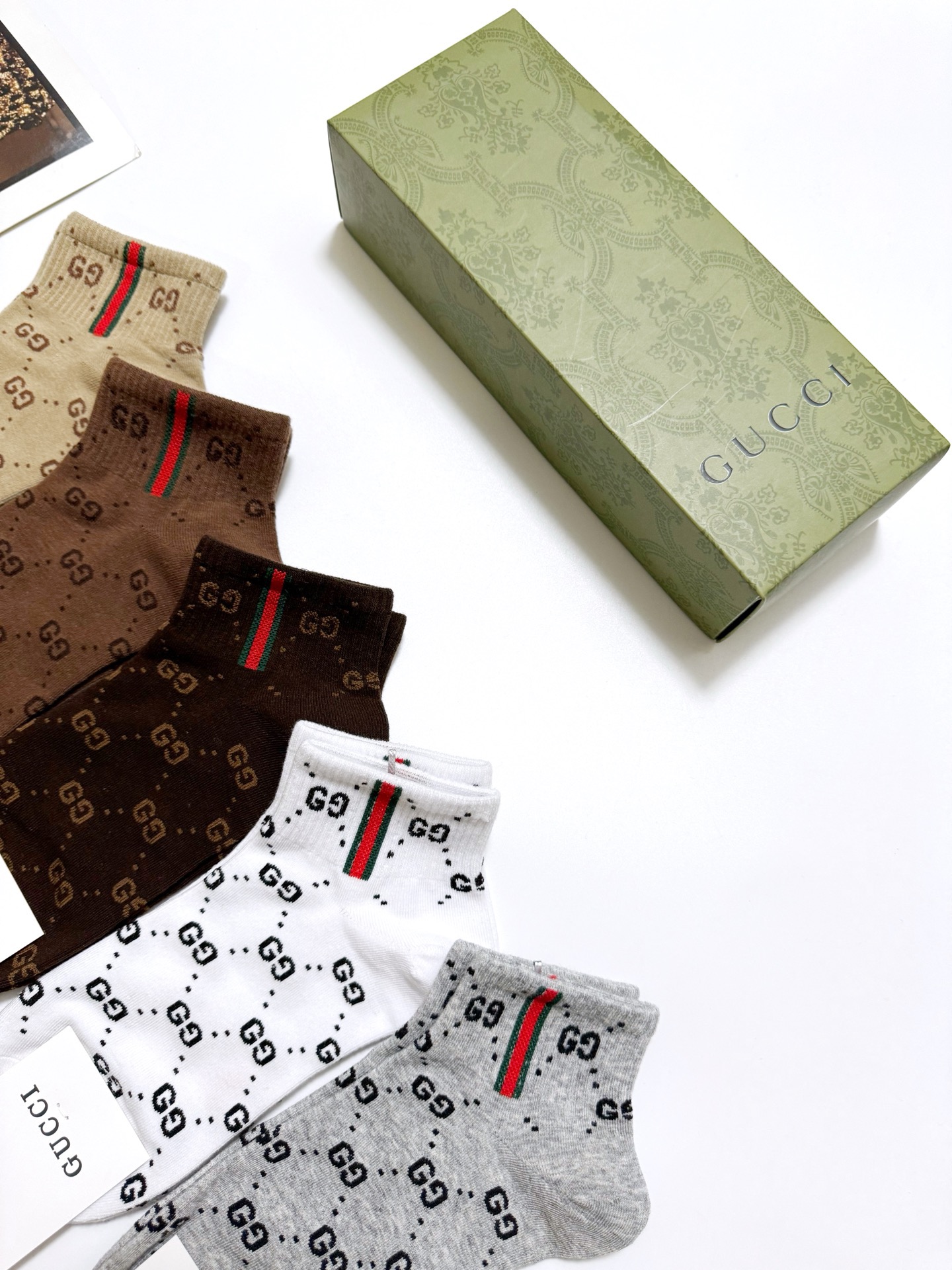  配包装
🌟【一盒5 双】
 🌟Gucci 古奇 经典字母logo纯棉短袜  男女同款，ins超火爆红人