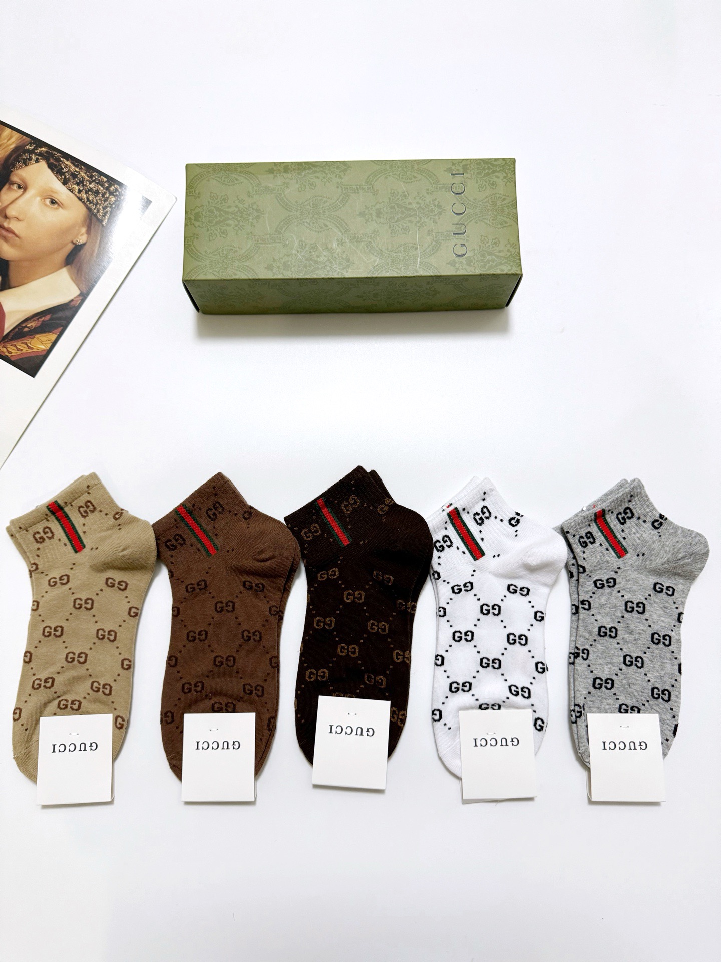  配包装
🌟【一盒5 双】
 🌟Gucci 古奇 经典字母logo纯棉短袜  男女同款，ins超火爆红人