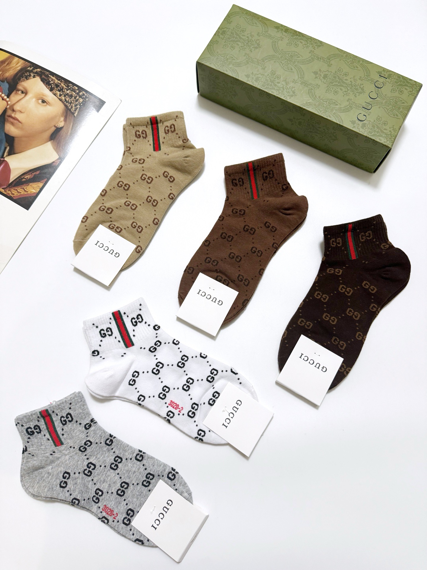  配包装
🌟【一盒5 双】
 🌟Gucci 古奇 经典字母logo纯棉短袜  男女同款，ins超火爆红人