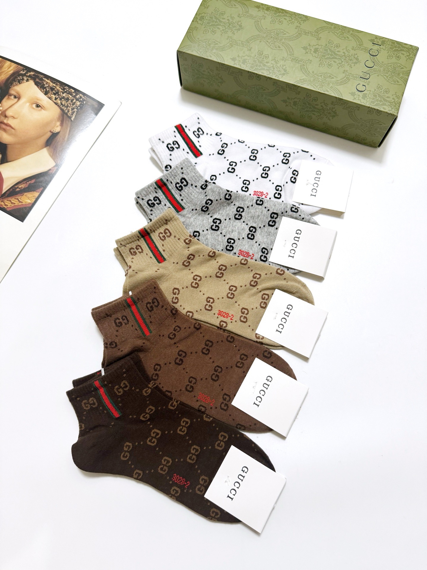  配包装
🌟【一盒5 双】
 🌟Gucci 古奇 经典字母logo纯棉短袜  男女同款，ins超火爆红人